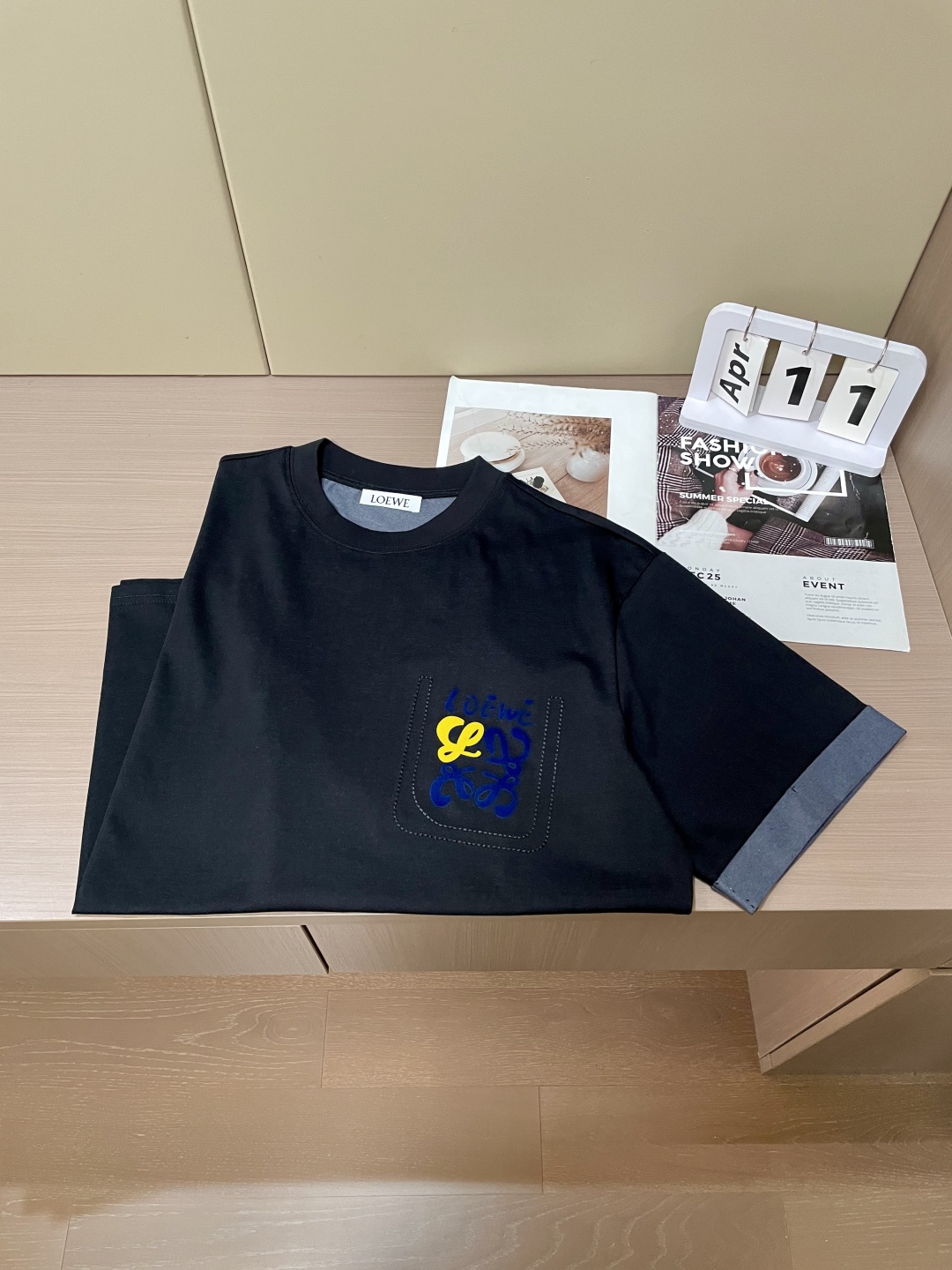 
Loewe 2025春夏新品 简约中尽显时尚巧思。三色各异，橄榄绿清新自然，黑色经典百搭，蓝色沉稳大气
