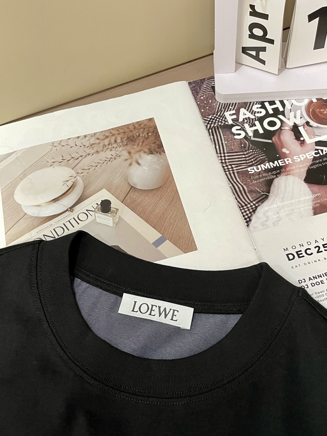 
Loewe 2025春夏新品 简约中尽显时尚巧思。三色各异，橄榄绿清新自然，黑色经典百搭，蓝色沉稳大气