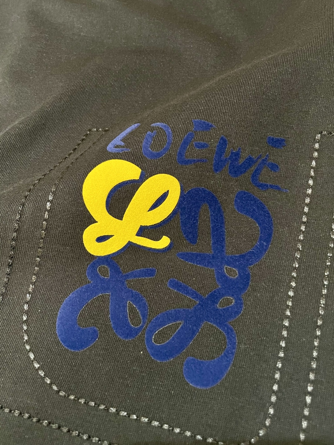
Loewe 2025春夏新品 简约中尽显时尚巧思。三色各异，橄榄绿清新自然，黑色经典百搭，蓝色沉稳大气
