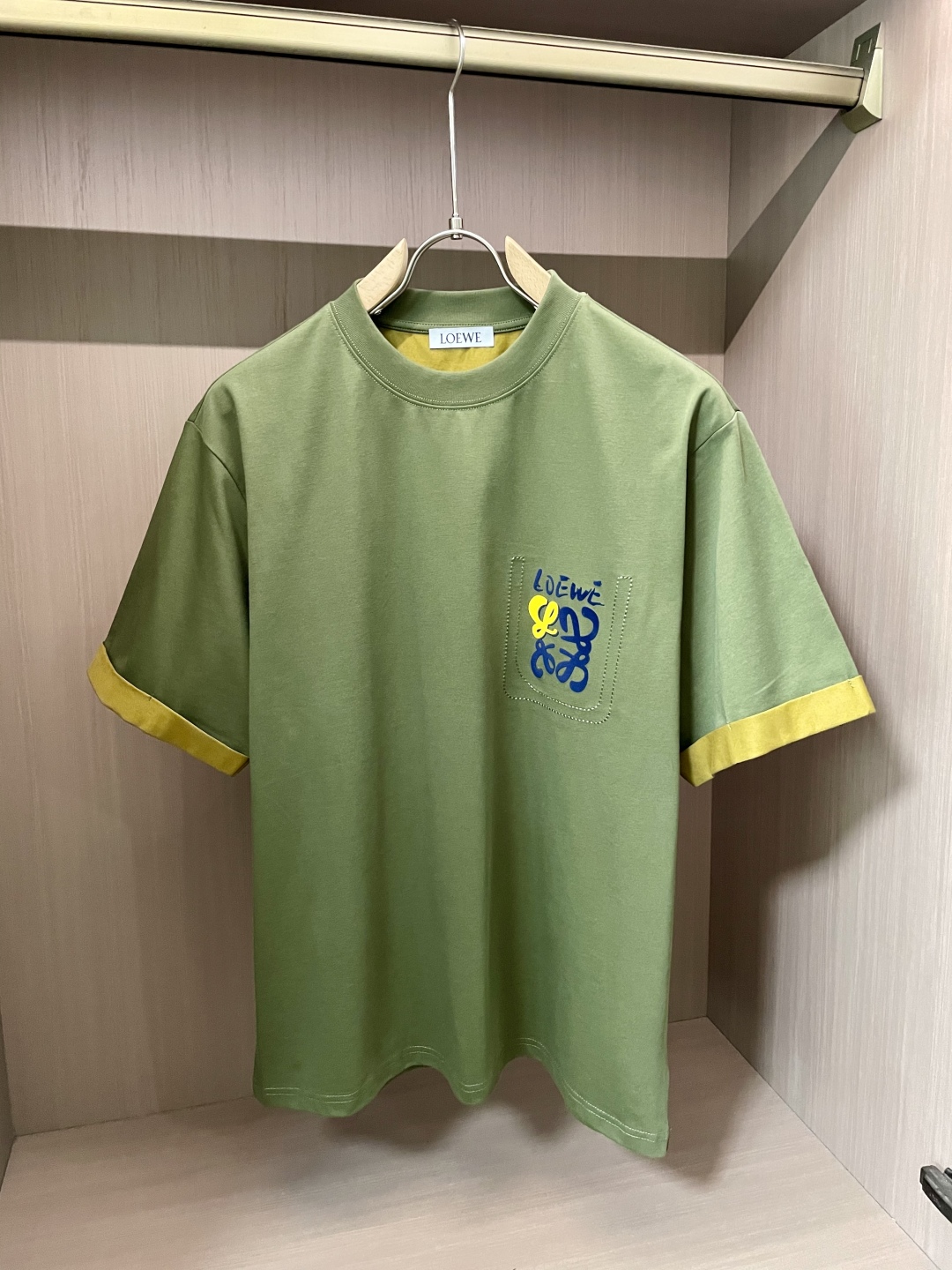 
Loewe 2025春夏新品 简约中尽显时尚巧思。三色各异，橄榄绿清新自然，黑色经典百搭，蓝色沉稳大气