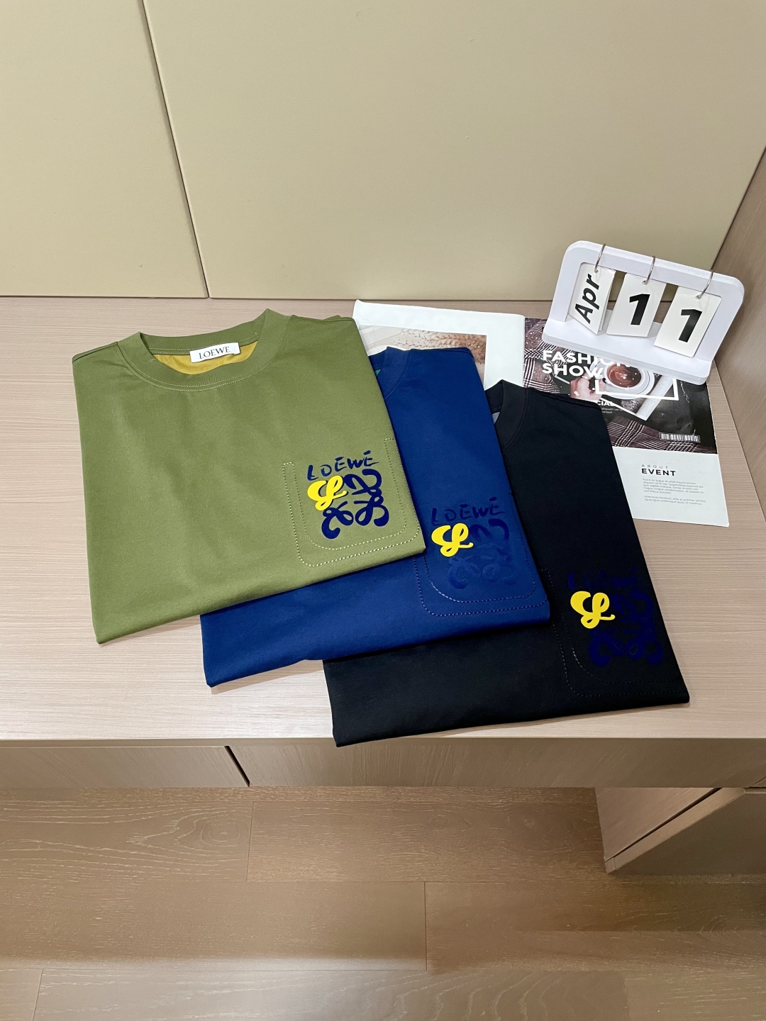 
Loewe 2025春夏新品 简约中尽显时尚巧思。三色各异，橄榄绿清新自然，黑色经典百搭，蓝色沉稳大气