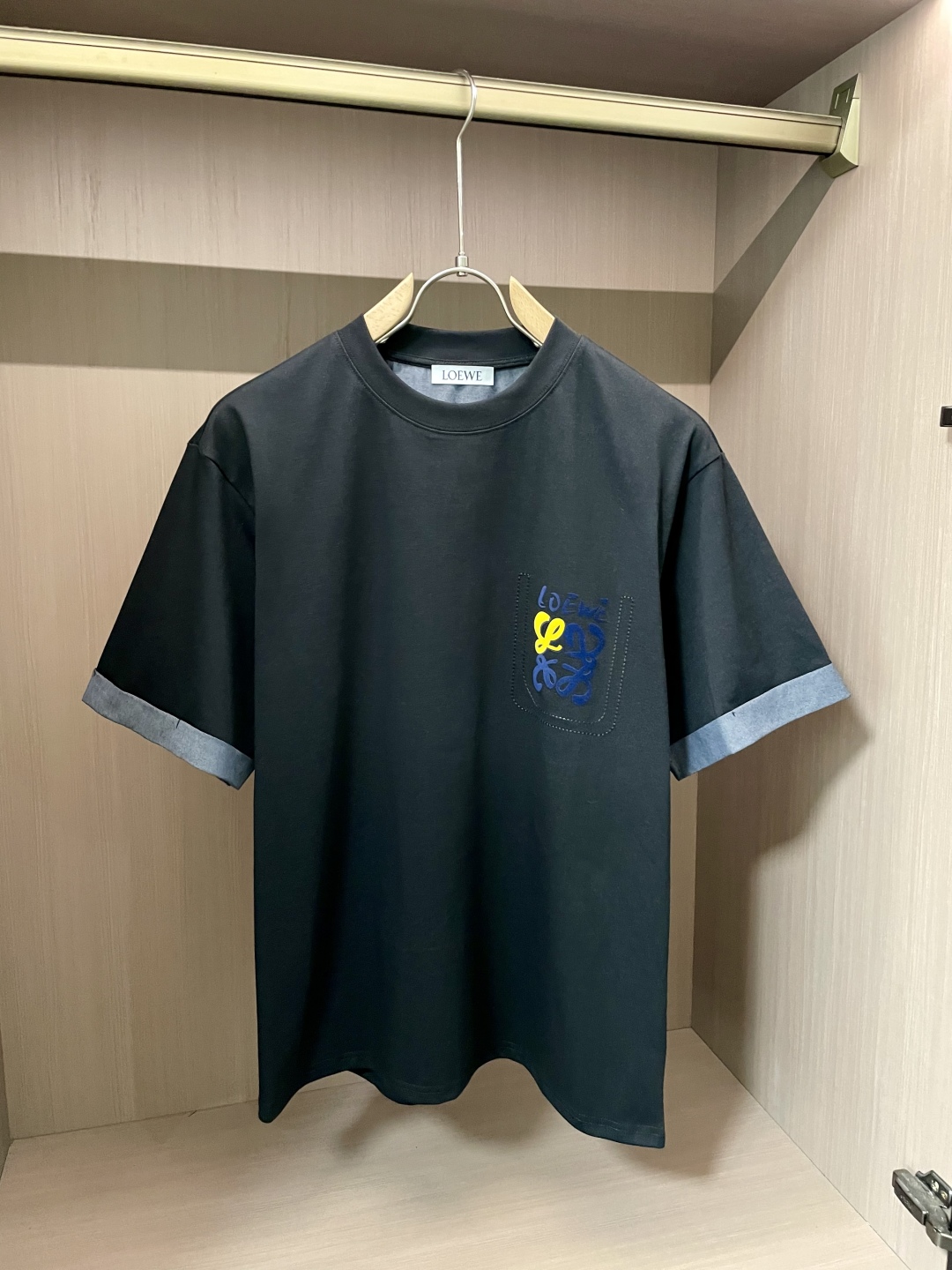 
Loewe 2025春夏新品 简约中尽显时尚巧思。三色各异，橄榄绿清新自然，黑色经典百搭，蓝色沉稳大气