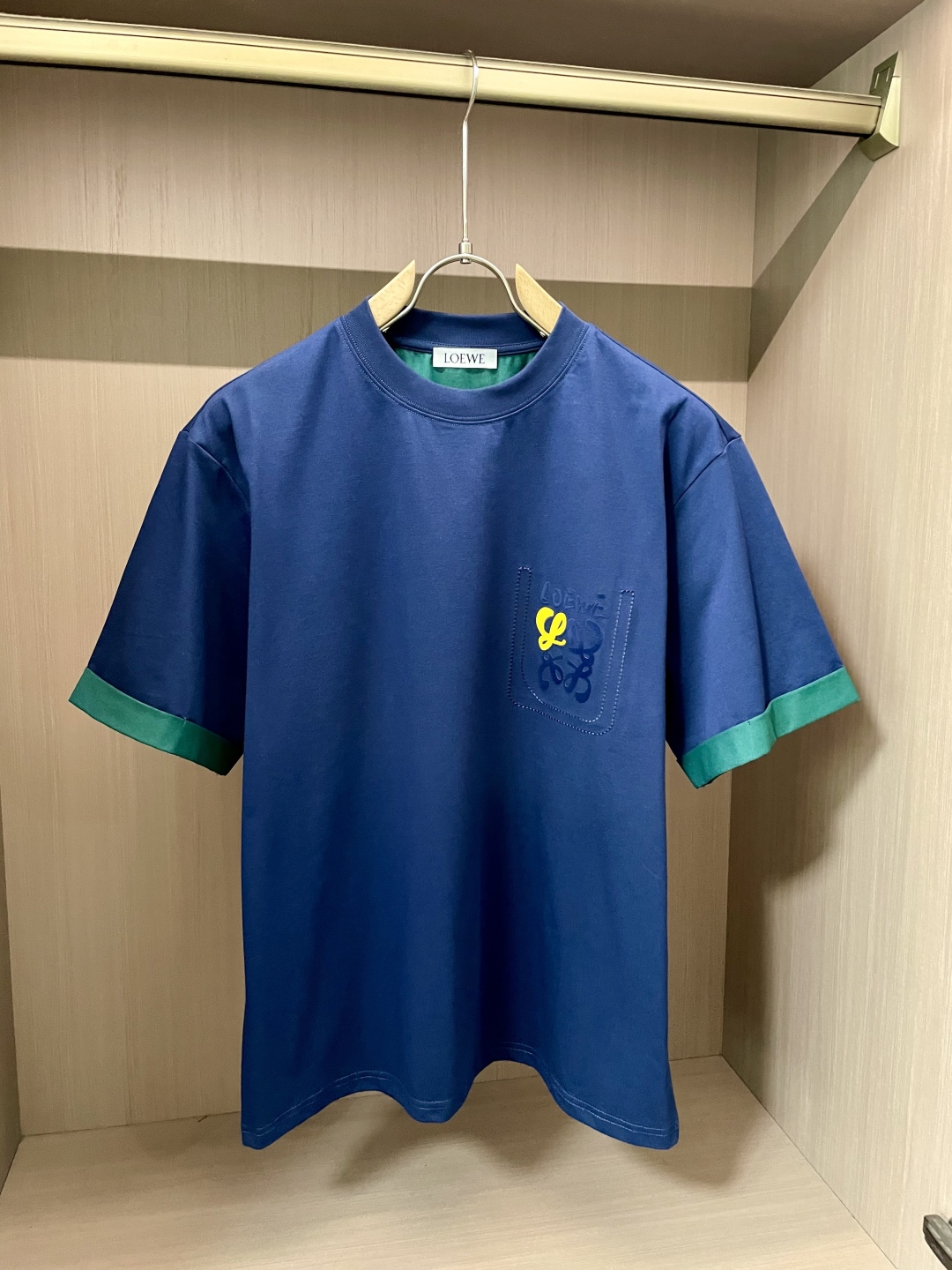 
Loewe 2025春夏新品 简约中尽显时尚巧思。三色各异，橄榄绿清新自然，黑色经典百搭，蓝色沉稳大气