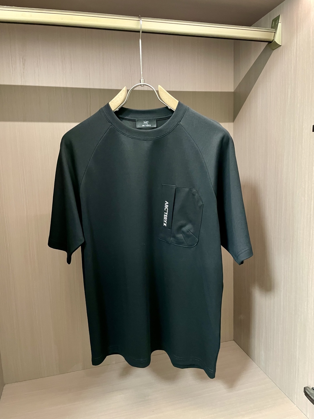 
始祖鸟（Arc'teryx）2025春夏新品 简约而不失格调。三色经典，白色纯净，黑色沉稳，蓝色深邃。