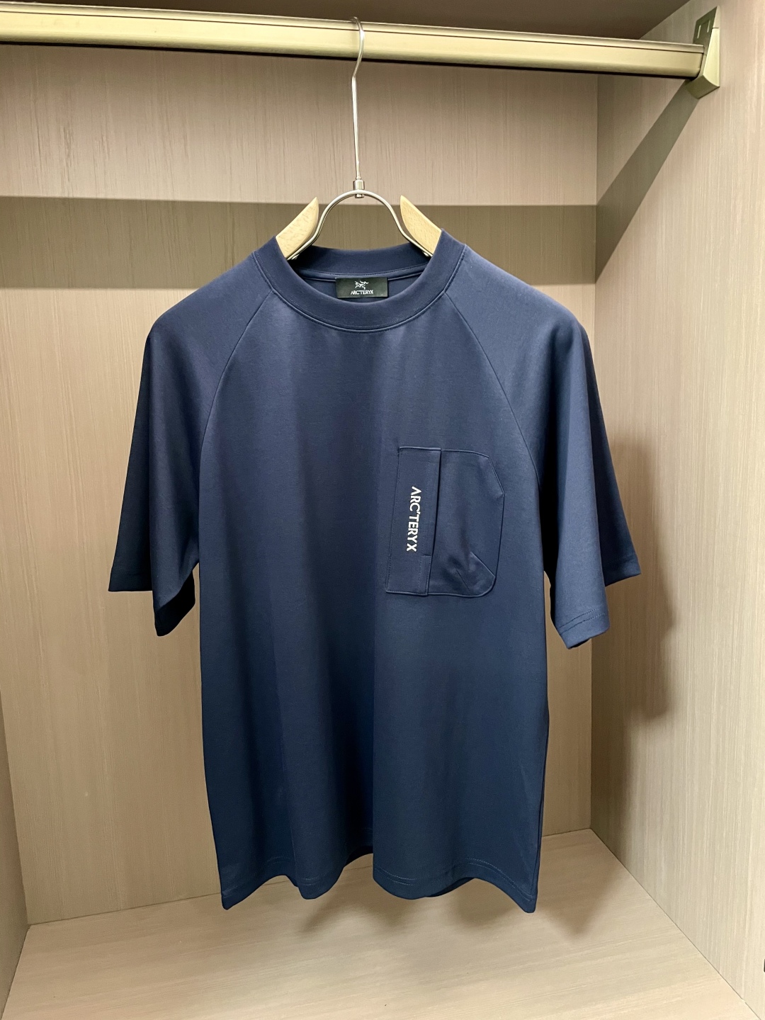 
始祖鸟（Arc'teryx）2025春夏新品 简约而不失格调。三色经典，白色纯净，黑色沉稳，蓝色深邃。