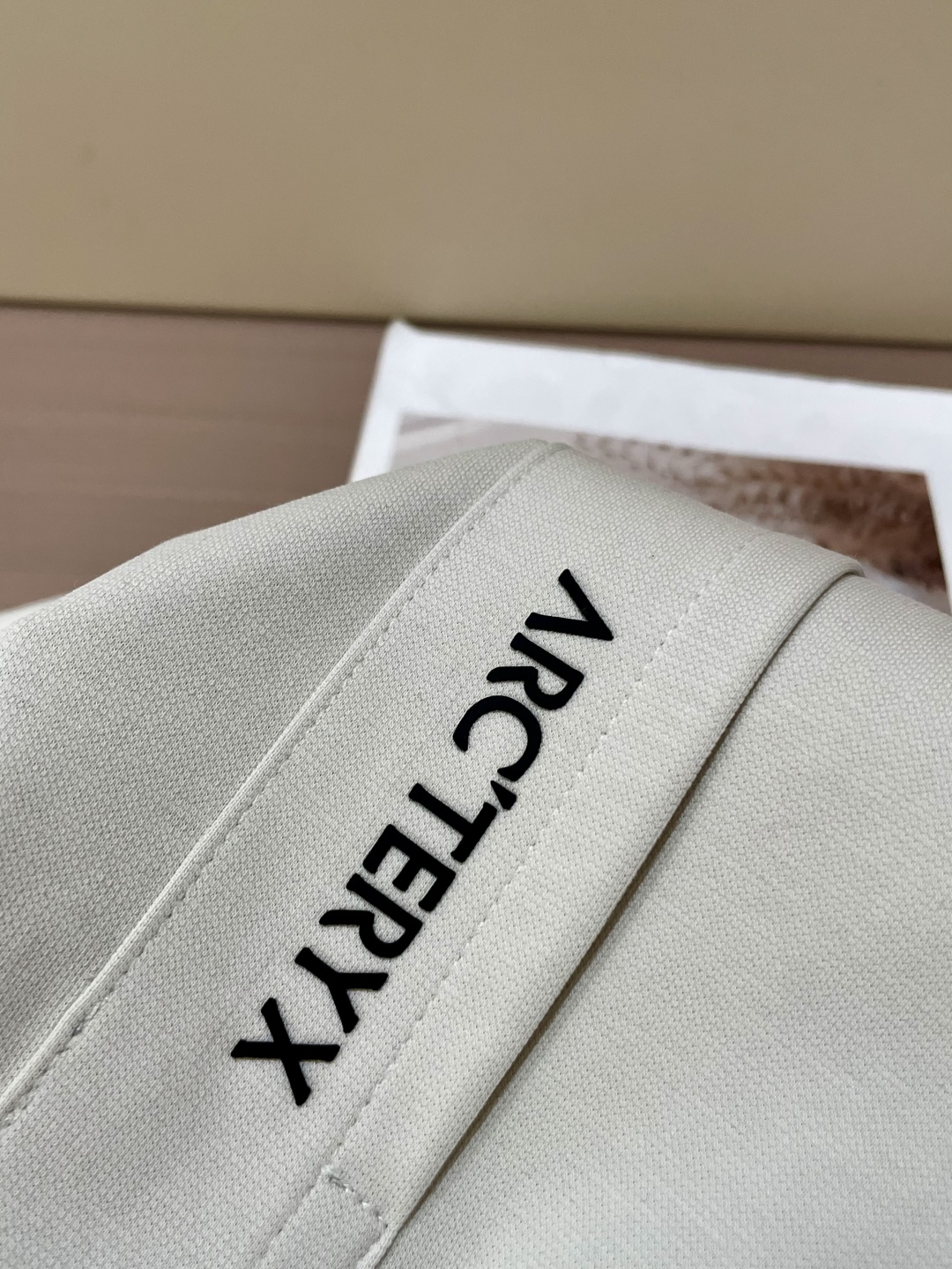 
始祖鸟（Arc'teryx）2025春夏新品 简约而不失格调。三色经典，白色纯净，黑色沉稳，蓝色深邃。