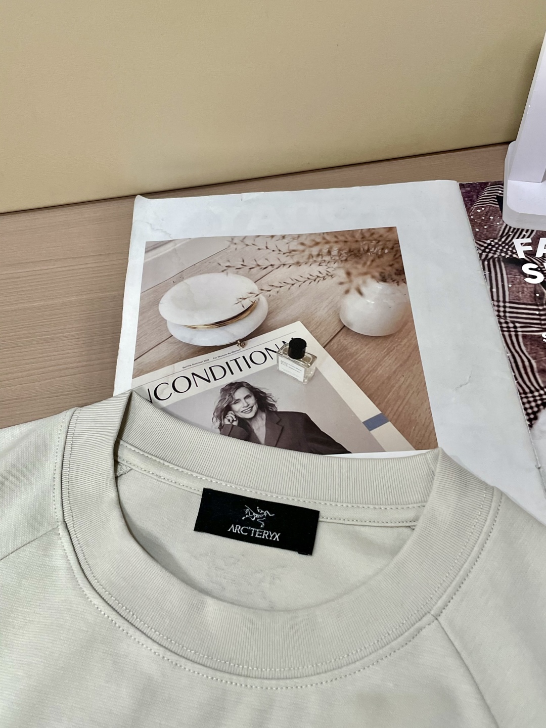 
始祖鸟（Arc'teryx）2025春夏新品 简约而不失格调。三色经典，白色纯净，黑色沉稳，蓝色深邃。