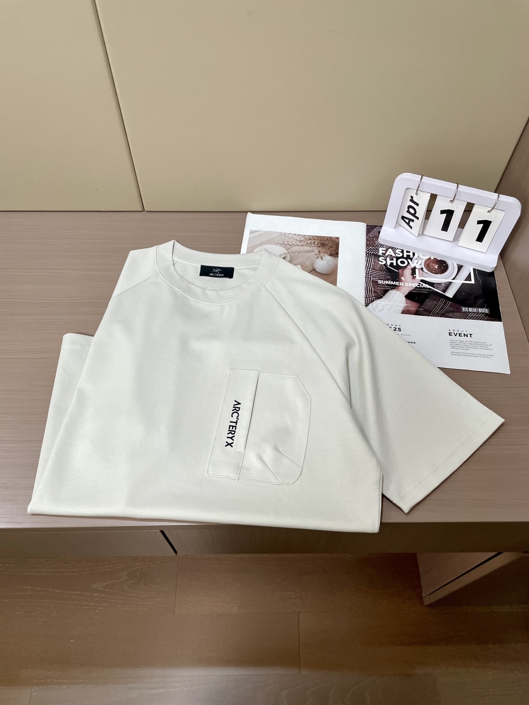 
始祖鸟（Arc'teryx）2025春夏新品 简约而不失格调。三色经典，白色纯净，黑色沉稳，蓝色深邃。