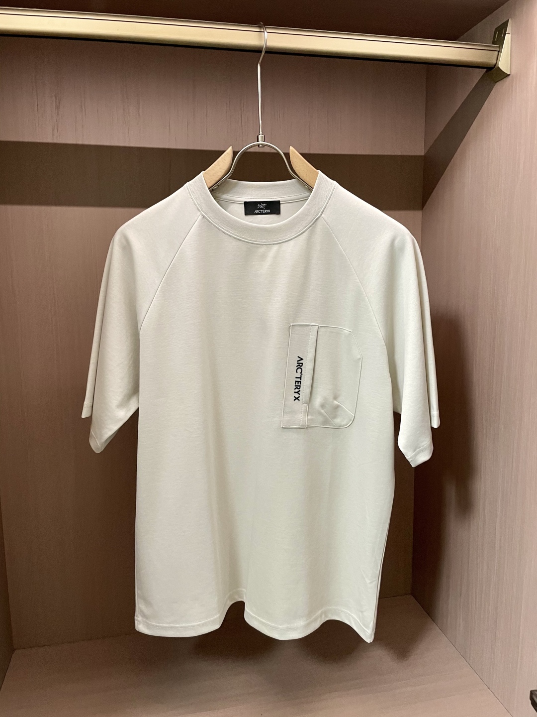 
始祖鸟（Arc'teryx）2025春夏新品 简约而不失格调。三色经典，白色纯净，黑色沉稳，蓝色深邃。