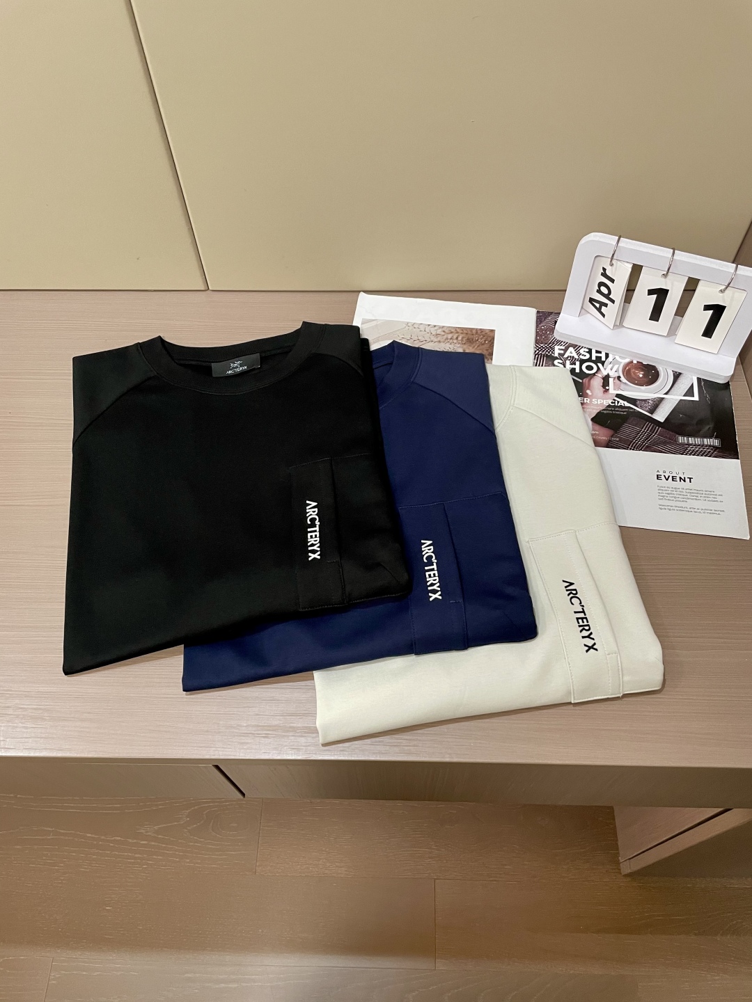 
始祖鸟（Arc'teryx）2025春夏新品 简约而不失格调。三色经典，白色纯净，黑色沉稳，蓝色深邃。