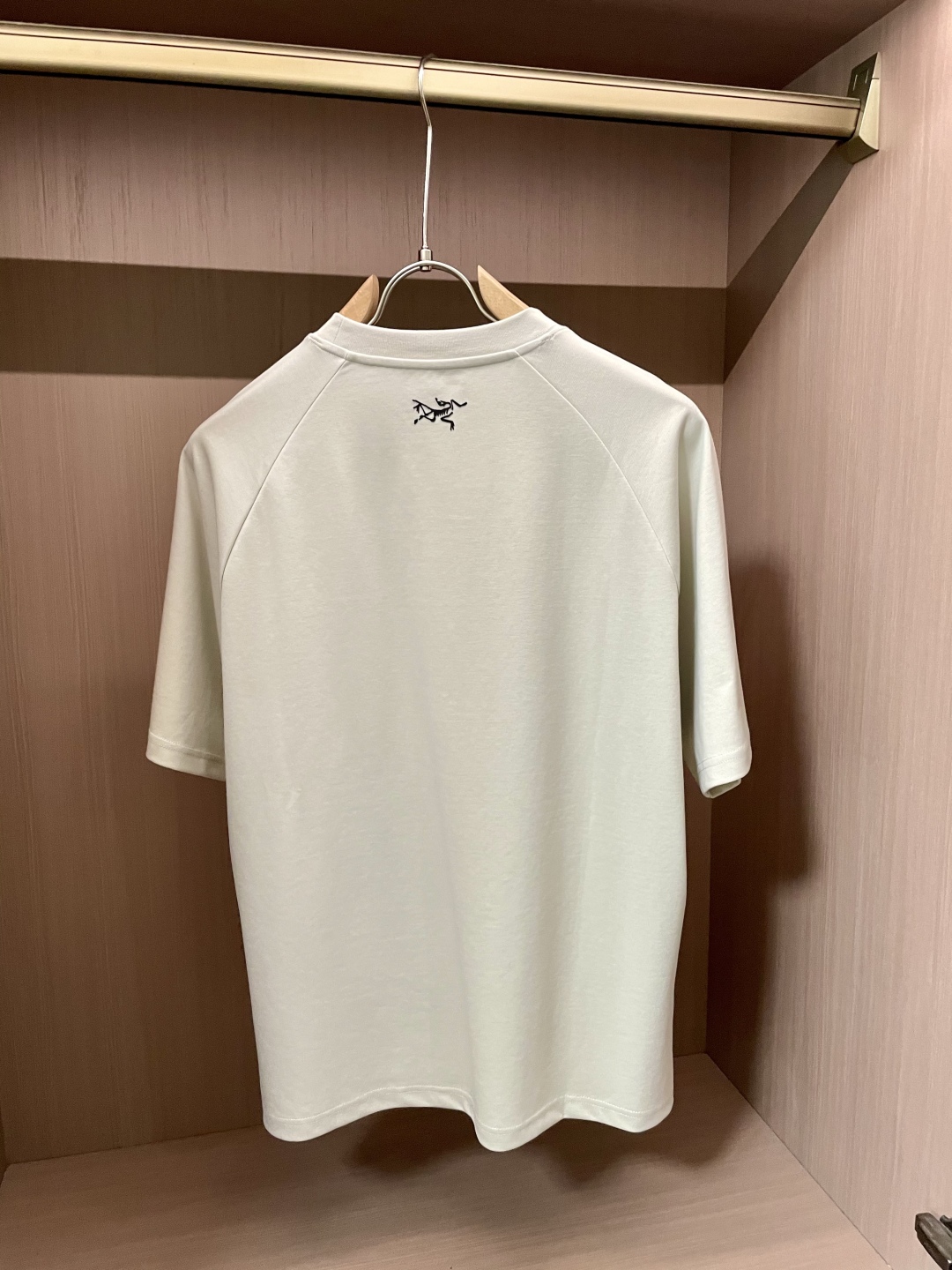 
始祖鸟（Arc'teryx）2025春夏新品 简约而不失格调。三色经典，白色纯净，黑色沉稳，蓝色深邃。