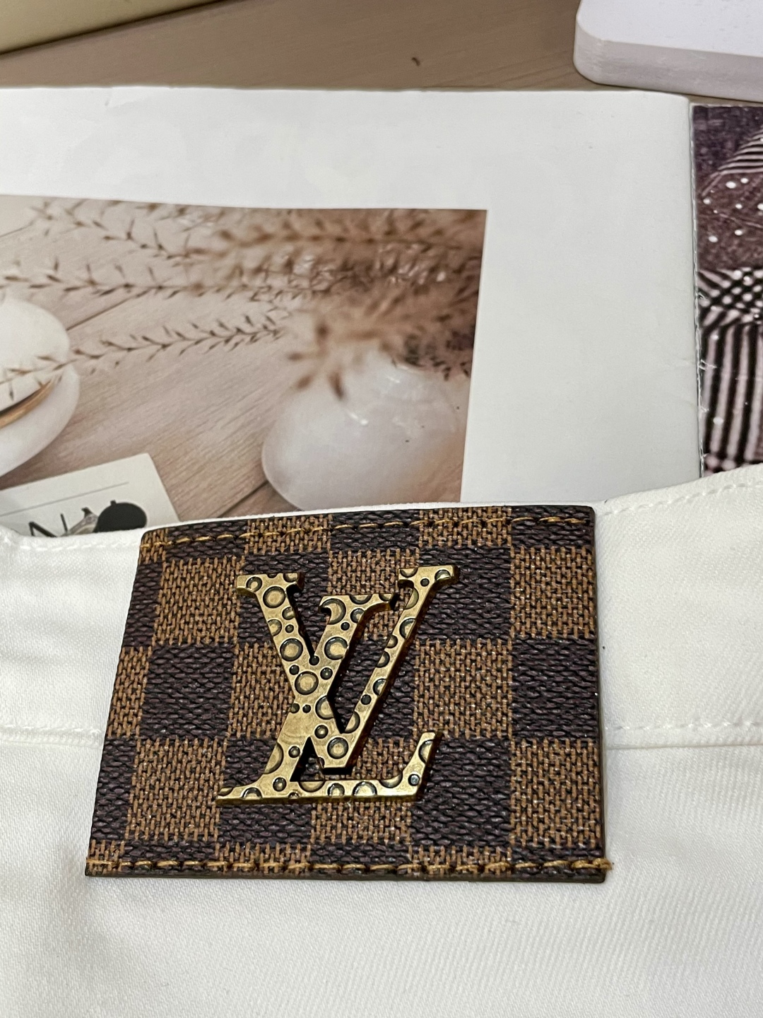 
LV 2025春夏牛仔短裤，简约而不失格调。经典牛仔材质，挺括有型。干净利落的剪裁，呈现出流畅线条。五