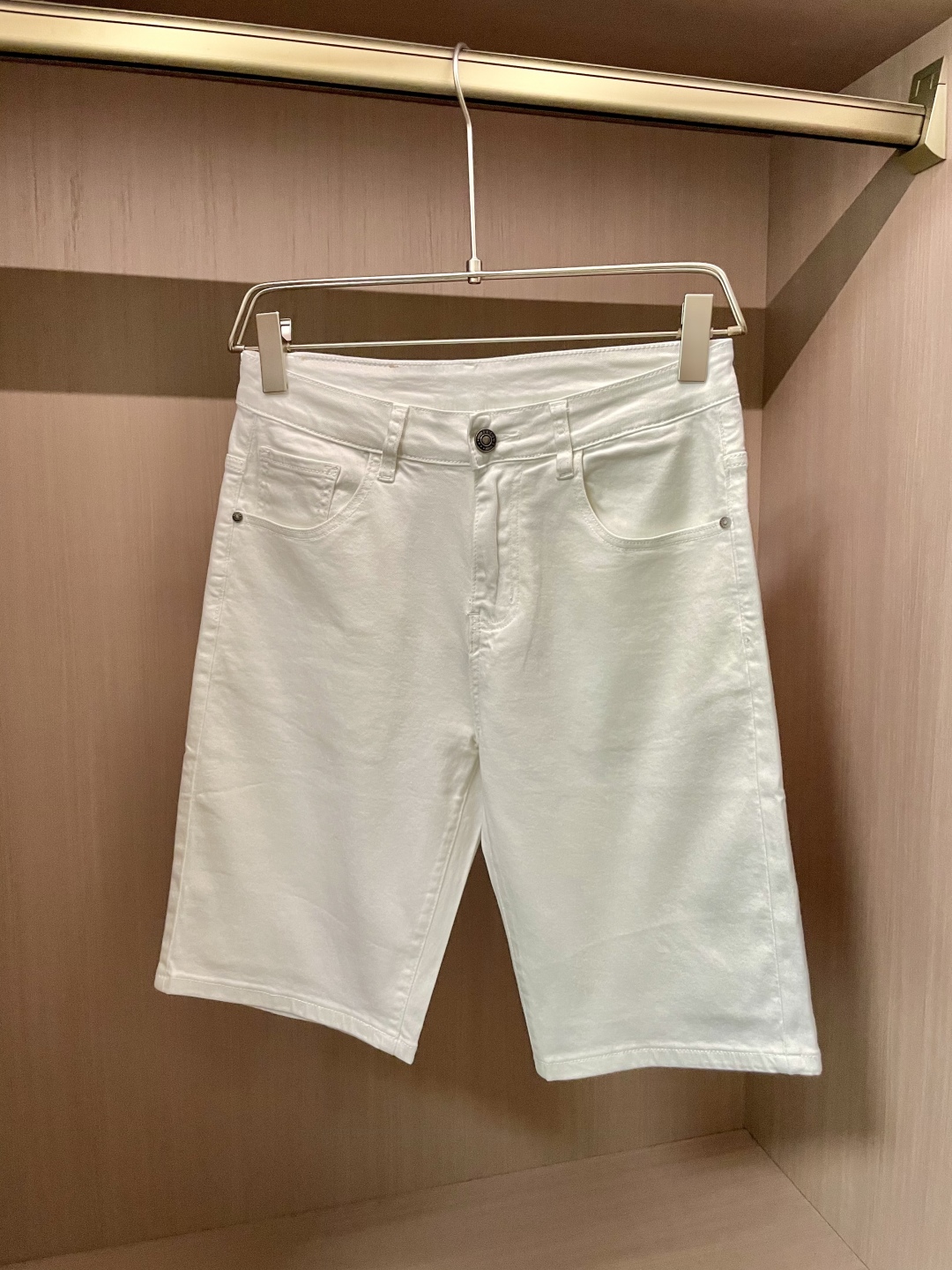 
LV 2025春夏牛仔短裤，简约而不失格调。经典牛仔材质，挺括有型。干净利落的剪裁，呈现出流畅线条。五
