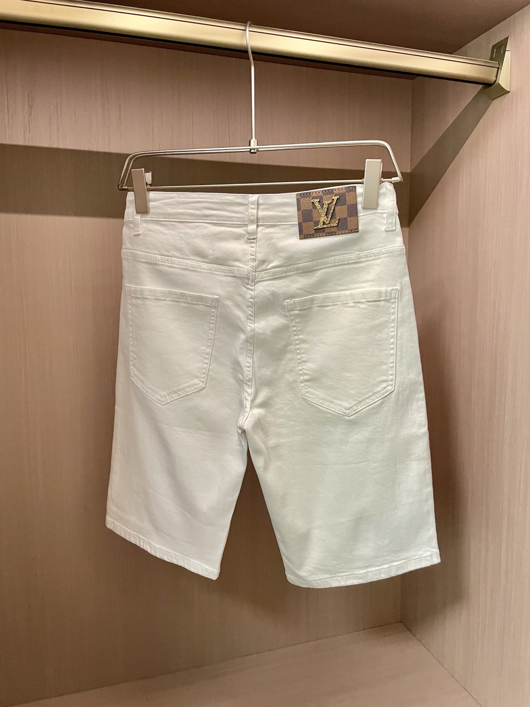 
LV 2025春夏牛仔短裤，简约而不失格调。经典牛仔材质，挺括有型。干净利落的剪裁，呈现出流畅线条。五