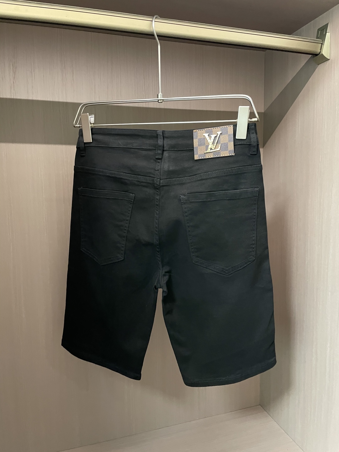 
LV 2025春夏牛仔短裤，简约而不失格调。经典牛仔材质，挺括有型。干净利落的剪裁，呈现出流畅线条。五