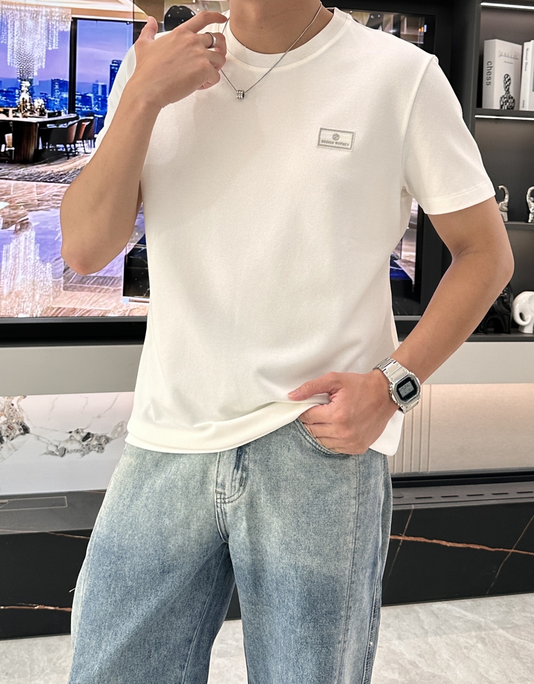 
杰尼亚 2025春夏 简约而不失格调。散发着清新气质。胸口处精致的品牌标识贴片，低调彰显品质与身份。经