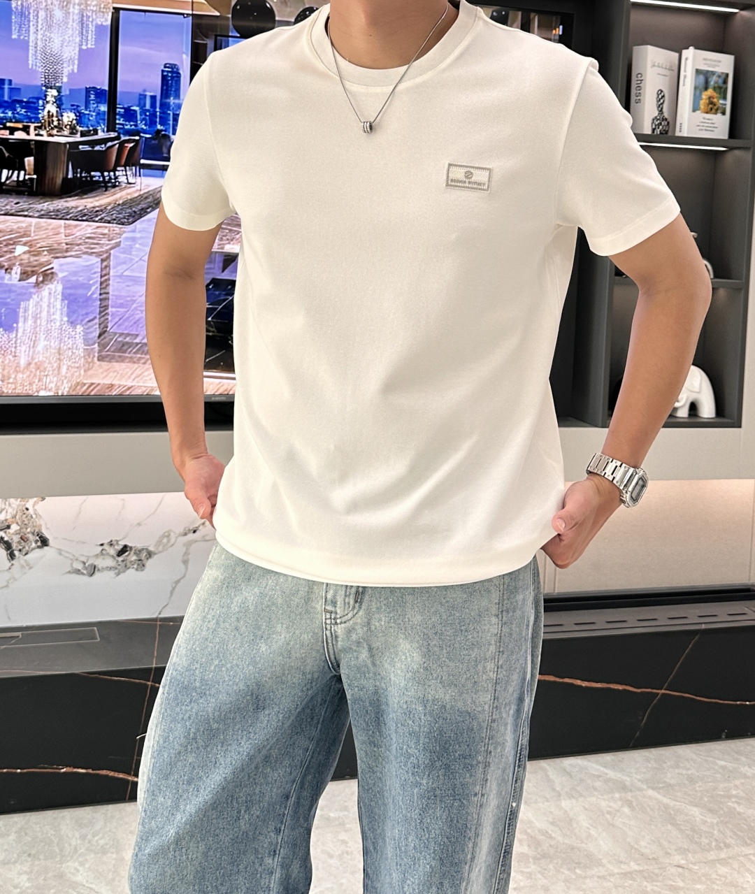 
杰尼亚 2025春夏 简约而不失格调。散发着清新气质。胸口处精致的品牌标识贴片，低调彰显品质与身份。经