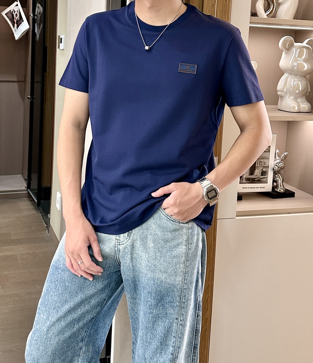 
杰尼亚 2025春夏 简约而不失格调。散发着清新气质。胸口处精致的品牌标识贴片，低调彰显品质与身份。经