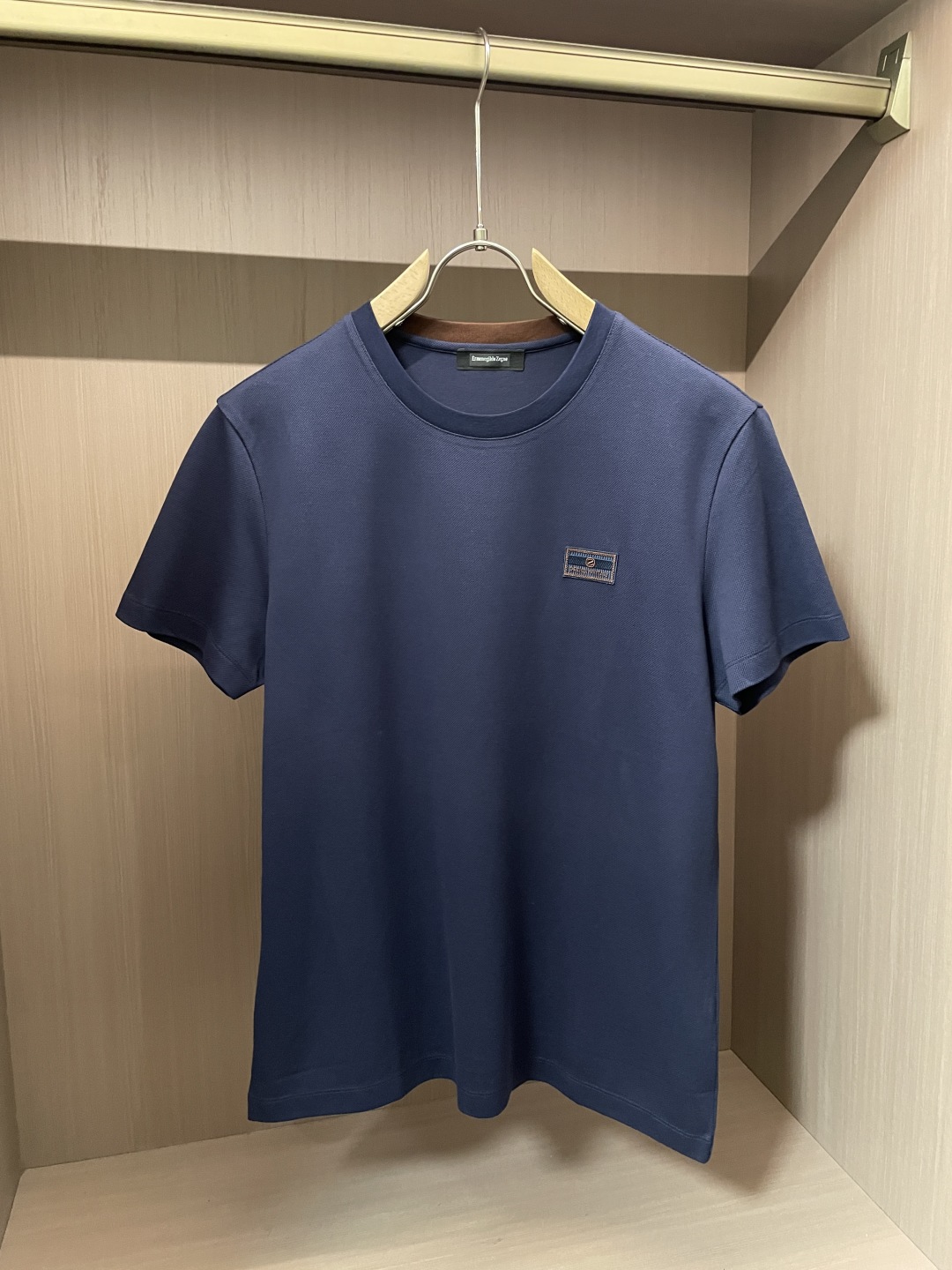 
杰尼亚 2025春夏 简约而不失格调。散发着清新气质。胸口处精致的品牌标识贴片，低调彰显品质与身份。经