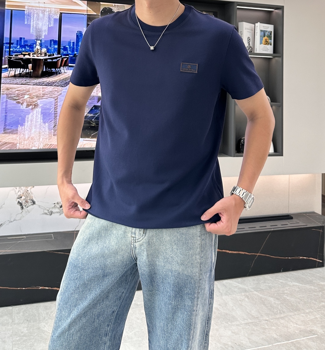 
杰尼亚 2025春夏 简约而不失格调。散发着清新气质。胸口处精致的品牌标识贴片，低调彰显品质与身份。经