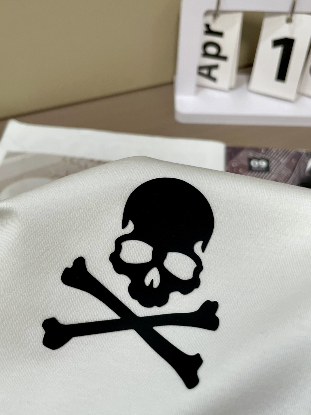 Philip Plein: Bold Black & White Fashion with Rebel Skeleton Motif - 图片 7