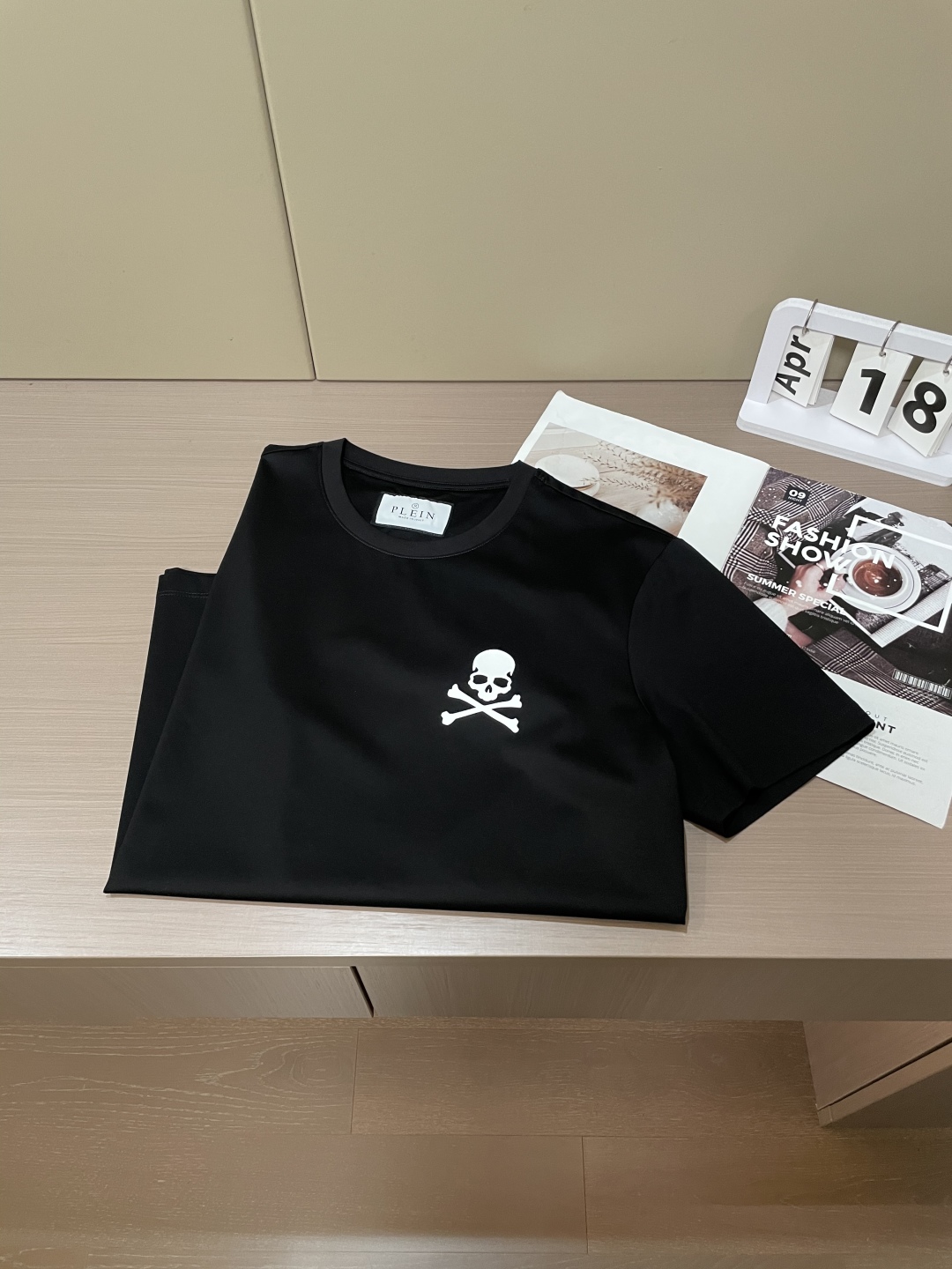 Philip Plein: Bold Black & White Fashion with Rebel Skeleton Motif - 图片 3