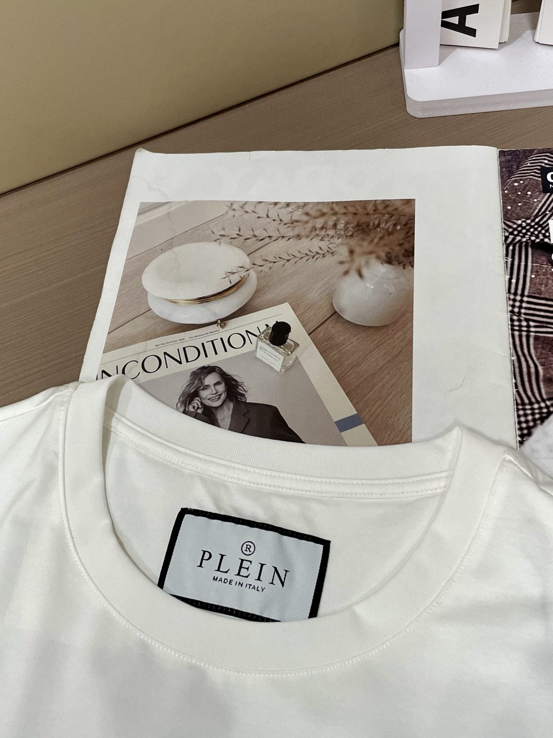 Philip Plein: Bold Black & White Fashion with Rebel Skeleton Motif - 图片 6