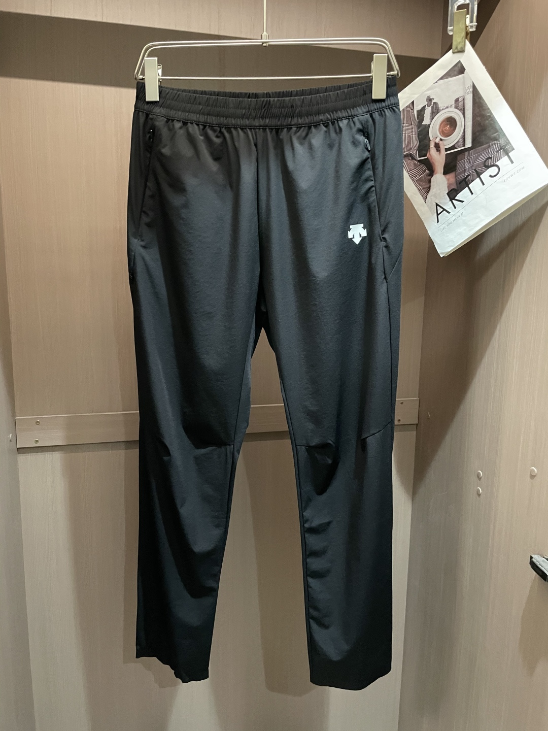 NO:142020,Desant Men's casual pants Quick-drying fabric casual pants, the latest top-body style is invincible!  This pants are very versatile, elastic waist, and can be worn for daily work. They are a perfect combination of fashionable and casual and outdoor sports, so whether you wear them normally or outdoors, they are your best choice. Extreme comfort and quick sweating are the most popular key points, improving the comfort of wearing and suitable for aerobics and trail running conditions. This style is a running casual pants with an extremely wide range of applications, allowing you to naturally maintain a love for sports in summer, or you can wear them in casual life. Size M-XXXL,,alexander wang19860909迪桑特 男士休闲裤 速干面料休闲裤,最新款上身版型无敌正！ 绝对可以闭眼收的一款 此款裤子非常百搭,弹力腰围,日常上班 户外运动都可以穿着,是时尚休闲与户外运动的完美结合,所以无论您平时穿或者户外穿都是您的最佳选择. 极致舒适和快速排汗是备受青睐的重点,提升穿着舒适度,适合有氧运动和越野跑条件下穿着,此款是一件适用范围极其广泛的跑步休闲裤,让你在夏天自然可以保持对运动热爱,也可以在休闲生活中穿着 尺码 M-XXXL,,alexander wang,Men's clothing