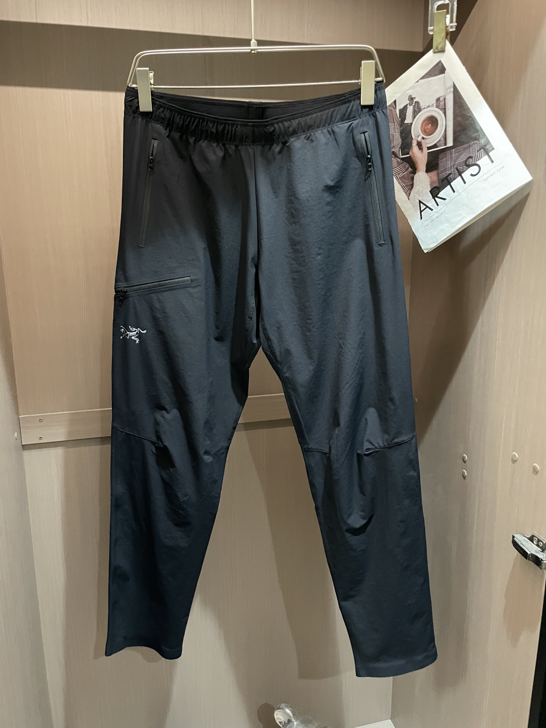 NO:142022,2025 spring and summer ARC'TERYX Archaeopteryx GAMMA LT Men's Soft Shell Charge Pants Bird's Outdoor Sports and Casual Charge Pants Professionally developed technology wet-guided and fast-drying fabric. The fabric has added a 