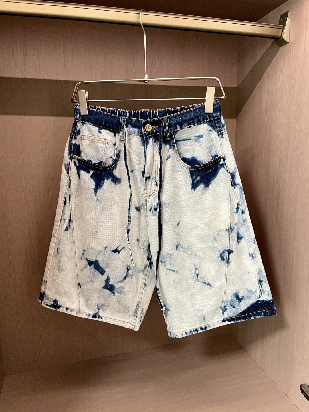 NO:507092,LV Spring New Products Creates an artistic pattern of blue and white blending with unique tie-dyeing technology, which is as casual and unruly as abstract paintings. The loose style shows casualness and freedom. The classic five-bag design is paired with metal buttons, with both retro charm and practicality. Whether it is matched with a simple solid color T-shirt or a personalized printed top, it can easily create a street fashion style and become a dazzling presence in summer outfits. Size 29-38,,louis vuitton,tees, t-shirt, alexander wang19860909LV 春意新品 以独特扎染工艺打造出蓝白交融的艺术图案,似抽象画作般充满随性与不羁.宽松版型,尽显休闲自在.经典五袋设计搭配金属纽扣,复古韵味与实用性兼具.无论是搭配简约纯色T恤,还是个性印花上衣,都能轻松营造出街头潮流风格,成为夏日穿搭中的亮眼存在. 尺码29-38,,louis vuitton,tees，t-shirt,alexander wang,Men's clothing