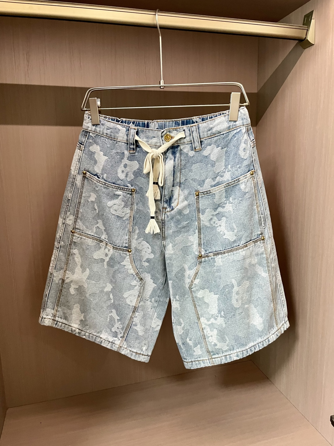 NO:507088,LV spring and summer new products perfectly combine trends and practicality. Light blue denim with unique camouflage prints, full of personality. Waist drawstring design, freely adjustable elasticity, convenient and fashionable. Multiple pockets with metal rivet decoration add a tough and cool feeling, and greatly improve practicality. Loose style, suitable for various body shapes, must-have items for summer Size 29-38,,louis vuitton,alexander wang19860909LV 春夏新品 将潮流与实用完美融合.浅蓝色牛仔布搭配独特迷彩印花,个性十足.腰部抽绳设计,可自由调节松紧,方便又时尚.多个口袋搭配金属铆钉装饰,增添硬朗酷感,实用性也大大提升.宽松版型,适配各种身形,夏日必备单品 尺码29-38,,louis vuitton,alexander wang,Men's clothing