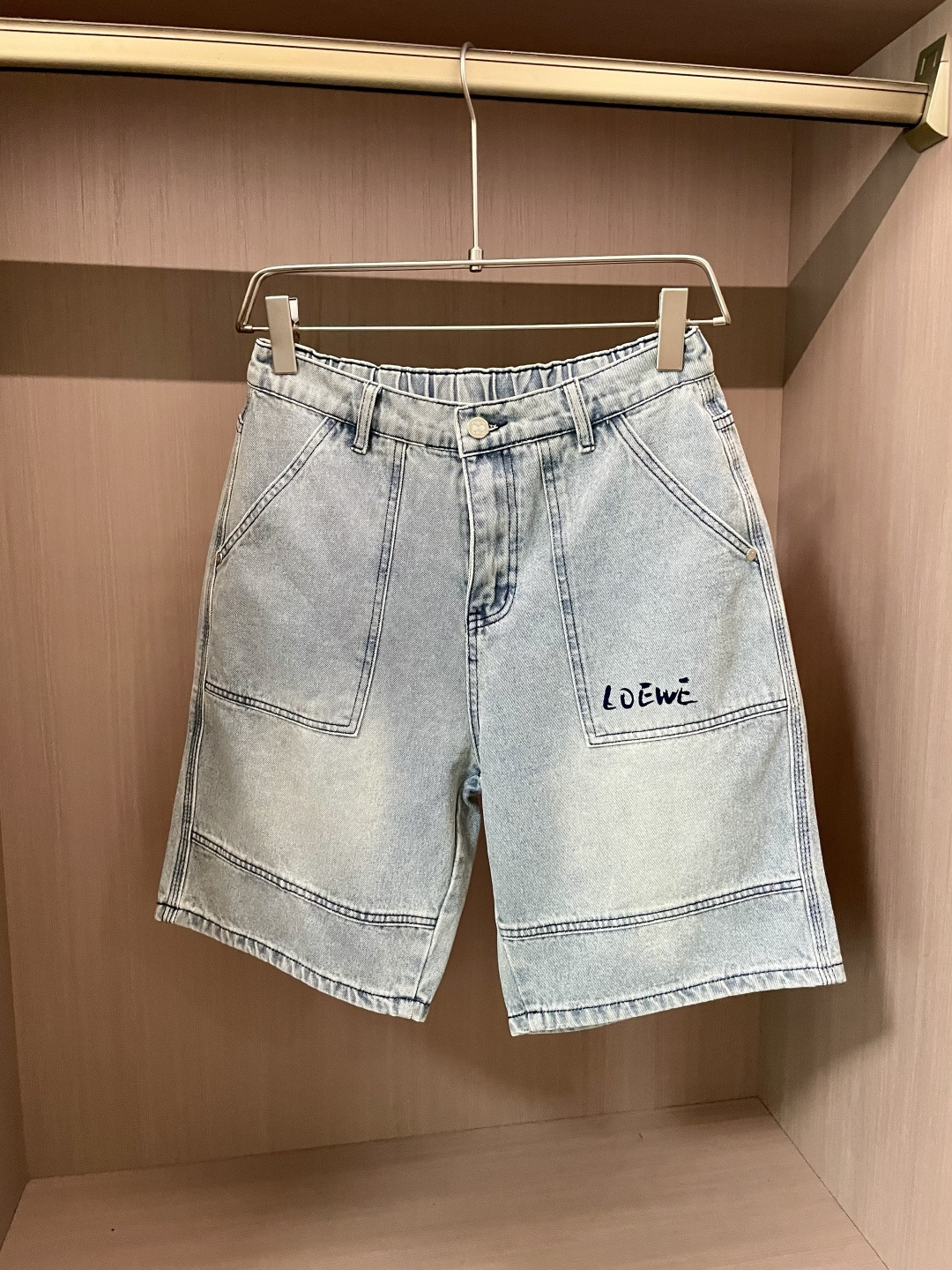 NO:507098,Loewe's denim shorts show simplicity and fashion. The light blue denim is fresh and natural tone, and has a special washing treatment to present a unique retro texture. The three-dimensional large pocket design is practical and styling. The brand logo on the right pocket shows a low-key luxury identity. The style is neat and loose, comfortable and comfortable, a must-have item for summer. Size 29-38,,loewe,loewe, shorts,alexander wang19860909罗意威（Loewe）这款牛仔短裤,尽显简约时尚.浅蓝牛仔色调清新自然,经特殊水洗处理,呈现出独特复古质感.立体大口袋设计,实用且具造型感,右侧口袋上的品牌标识,低调彰显奢华身份.版型利落宽松,舒适自在,夏日必备单品 尺码29-38,,loewe,loewe,shorts,alexander wang,Men's clothing