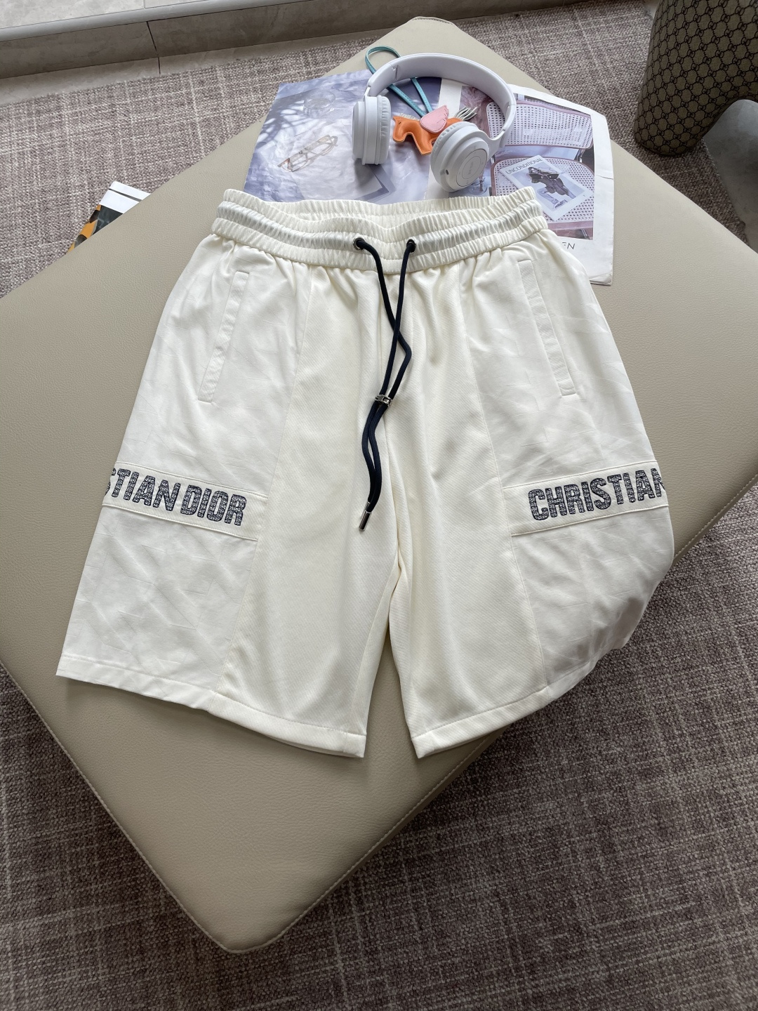 NO:142547,Dior 2025 summer shorts!  All-match elastic waist casual pinch pants!  Elastic waist, insert bags on both sides. The fabric is made of customer-supplied fixed-woven high-strength pure cotton material. The upper body is breathable, soft and skin-friendly, with a delicate feel. The waist is knitted elastic waist and drawstring. You don’t have to worry about the discomfort of being too loose or too tight on the upper body. Whether at home, going out or traveling, it is your best choice for summer!  Code number M-3XL, dior, shorts, alexander wang19860909Dior 2025夏季短裤！百搭松紧腰休闲五分裤！松紧腰 两侧插袋 面料采用客供定织高支纯棉料,上身透气,柔软亲肤,手感细腻、 腰部针织松紧腰加抽绳,上身不用担心过松过紧的不舒适感 ,无论居家,外出,旅游,都是您夏日的最佳选择！ 码数M-3XL,,dior,shorts,alexander wang,Men's clothing