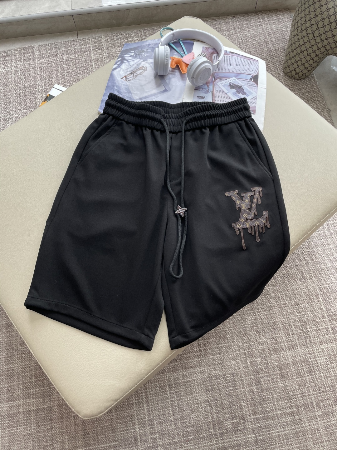 NO:142559,Lv 2025 summer shorts!  All-match elastic waist casual pinch pants!  Elastic waist, insert bags on both sides. The fabric is made of customer-supplied fixed-woven high-strength pure cotton material. The upper body is breathable, soft and skin-friendly, with a delicate feel. The waist is knitted elastic waist and drawstring. You don’t have to worry about the discomfort of being too loose or too tight on the upper body. Whether at home, going out or traveling, it is your best choice for summer!  Code number M-3XL, louis vuitton, shorts, alexander wang19860909Lv 2025夏季短裤！百搭松紧腰休闲五分裤！松紧腰 两侧插袋 面料采用客供定织高支纯棉料,上身透气,柔软亲肤,手感细腻、 腰部针织松紧腰加抽绳,上身不用担心过松过紧的不舒适感 ,无论居家,外出,旅游,都是您夏日的最佳选择！ 码数M-3XL,,louis vuitton,shorts,alexander wang,Men's clothing