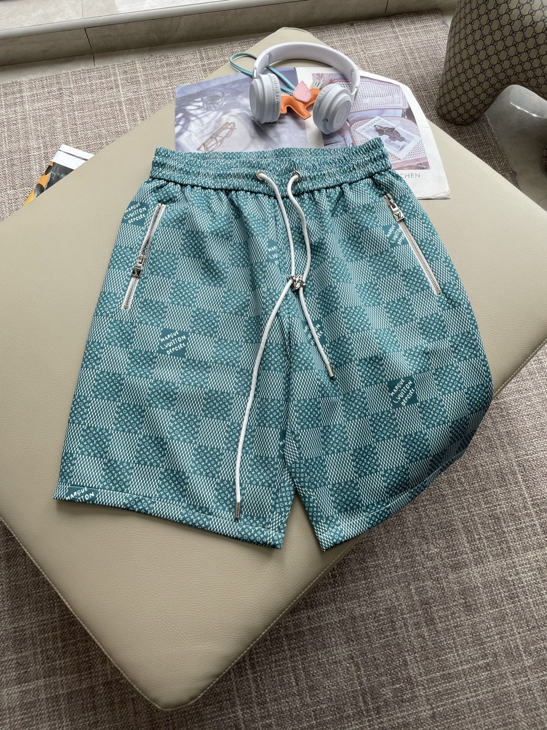 NO:142571,Lv 2025 summer shorts!  All-match elastic waist casual pinch pants!  Elastic waist, insert bags on both sides. The fabric is made of customer-supplied fixed-woven high-strength pure cotton material. The upper body is breathable, soft and skin-friendly, with a delicate feel. The waist is knitted elastic waist and drawstring. You don’t have to worry about the discomfort of being too loose or too tight on the upper body. Whether at home, going out or traveling, it is your best choice for summer!  Code number M-3XL, louis vuitton, shorts, alexander wang19860909Lv 2025夏季短裤！百搭松紧腰休闲五分裤！松紧腰 两侧插袋 面料采用客供定织高支纯棉料,上身透气,柔软亲肤,手感细腻、 腰部针织松紧腰加抽绳,上身不用担心过松过紧的不舒适感 ,无论居家,外出,旅游,都是您夏日的最佳选择！ 码数M-3XL,,louis vuitton,shorts,alexander wang,Men's clothing