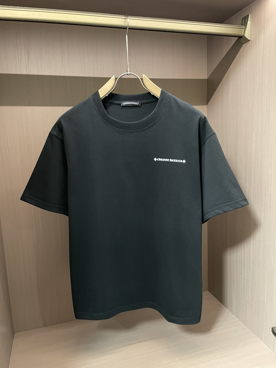 NO:142024,Crowe's new spring and summer products in 2025, with a specific original development of double-stranded cotton plain fabric, with wide upper body and comfortable, freely matched with the outside and the inner style, a must-have for men and women in summer Size M-XXL, chrome hearts, alexander wang19860909克罗 2025春夏新品,优选特定原版开发双股精棉平纹面料,上身挺阔舒适度佳,外穿内搭随意搭配,男女同款夏日必备 尺码M-XXL,,chrome hearts,alexander wang,Men's clothing