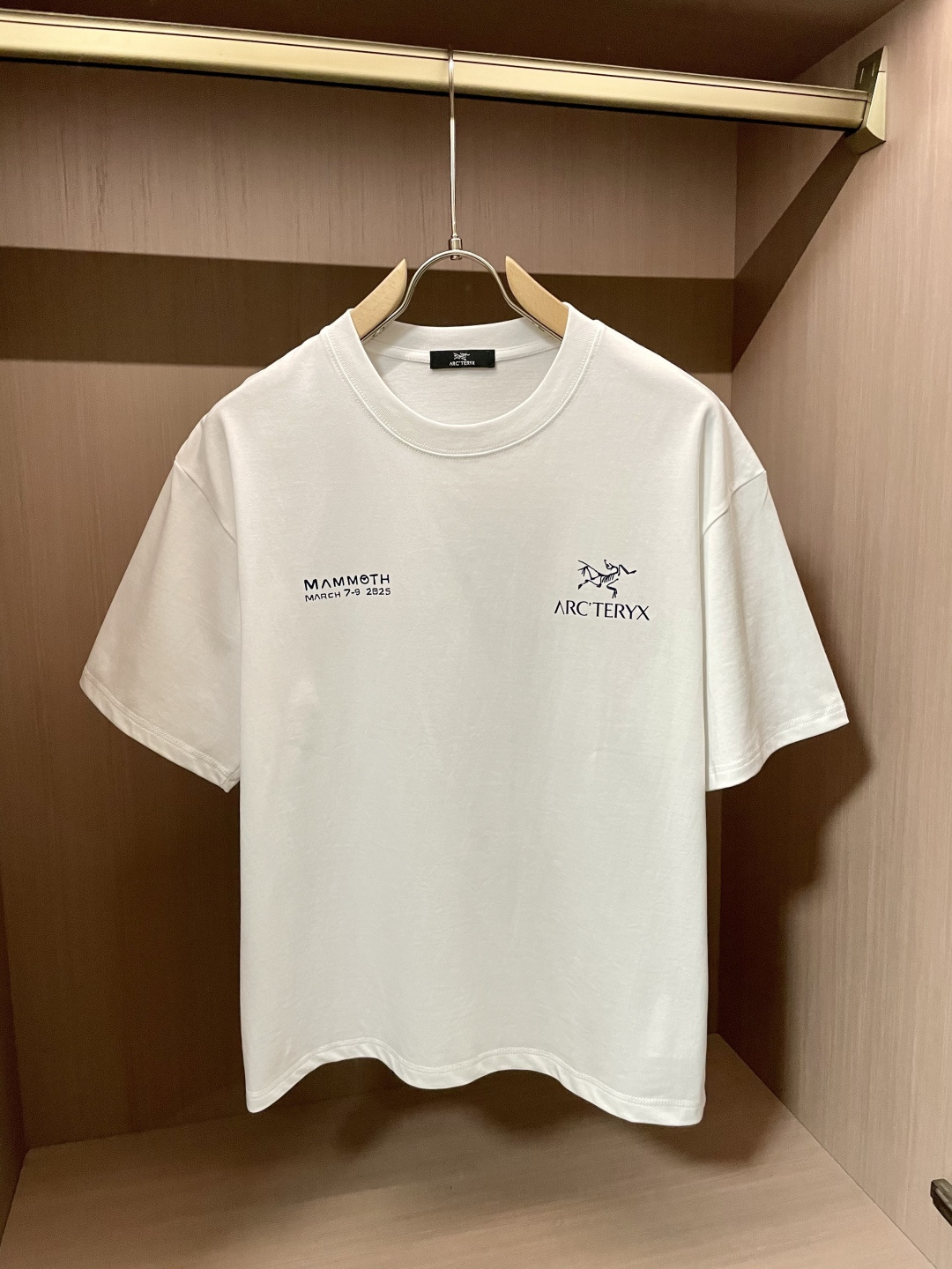 NO:142026,Archaeoptera Bird is a new spring and summer product of 2025, with a specific original development of double-stranded cotton plain fabric, with wide upper body and comfortable, and casually matched with the outside and the inner style. Must-have for men and women in summer Size M-XXL, arc'teryx, alexander wang19860909始祖鸟 2025春夏新品,优选特定原版开发双股精棉平纹面料,上身挺阔舒适度佳,外穿内搭随意搭配,男女同款夏日必备 尺码M-XXL,arc'teryx,alexander wang,Men's clothing