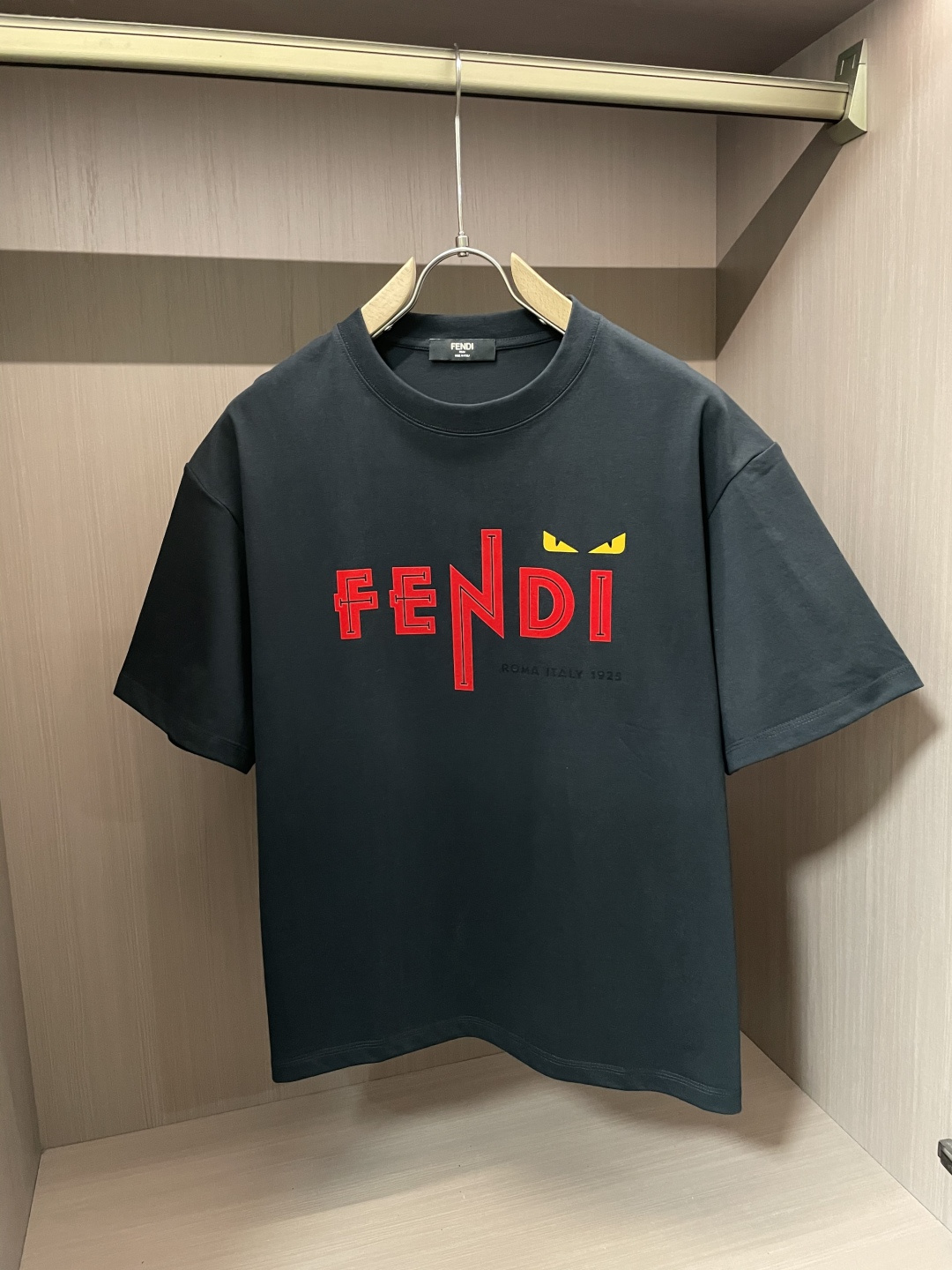 NO:142028,FD 2025 spring and summer new product, preferred specific original development double-strand cotton plain fabric, with wide upper body and good comfort, casually matched with the outside and the inner style, a must-have for men and women in summer Size M-XXL,,alexander wang19860909FD 2025春夏新品,优选特定原版开发双股精棉平纹面料,上身挺阔舒适度佳,外穿内搭随意搭配,男女同款夏日必备 尺码M-XXL,,alexander wang,Men's clothing