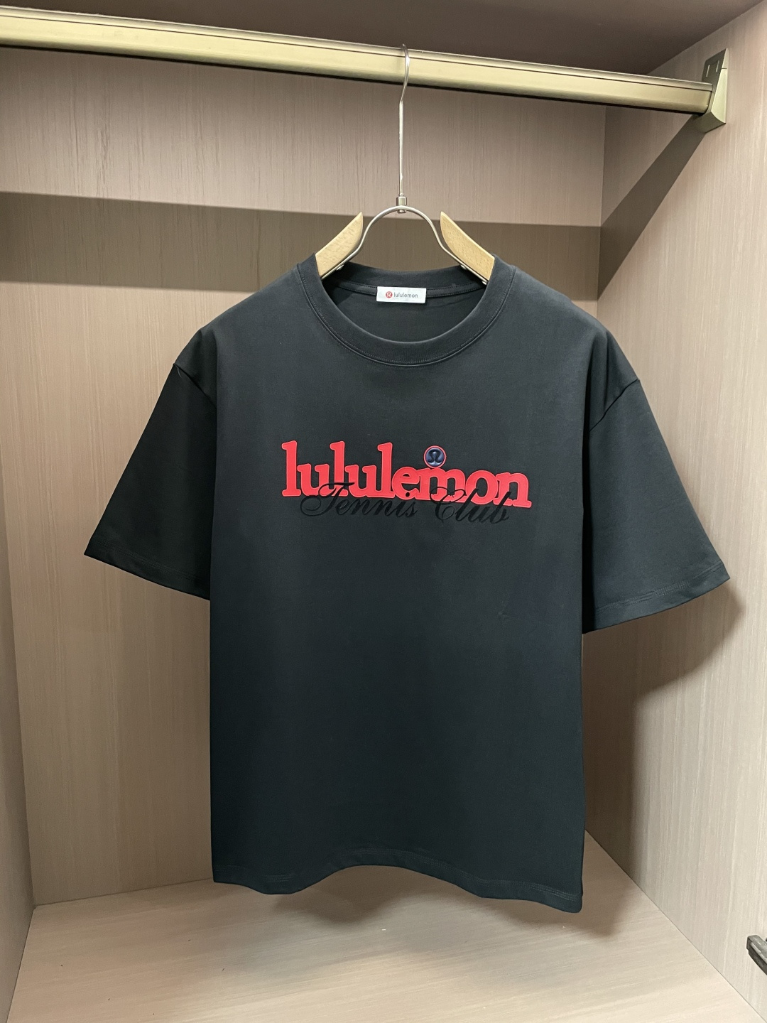 NO:142032,Lulu 2025 spring and summer new product, preferred specific original development double-strand cotton plain fabric, with wide upper body and good comfort, casual matching of the outside and the inner one, a must-have for the same style for men and women in summer Size M-XXL, alexander wang19860909lulu 2025春夏新品,优选特定原版开发双股精棉平纹面料,上身挺阔舒适度佳,外穿内搭随意搭配,男女同款夏日必备 尺码M-XXL,,alexander wang,Men's clothing