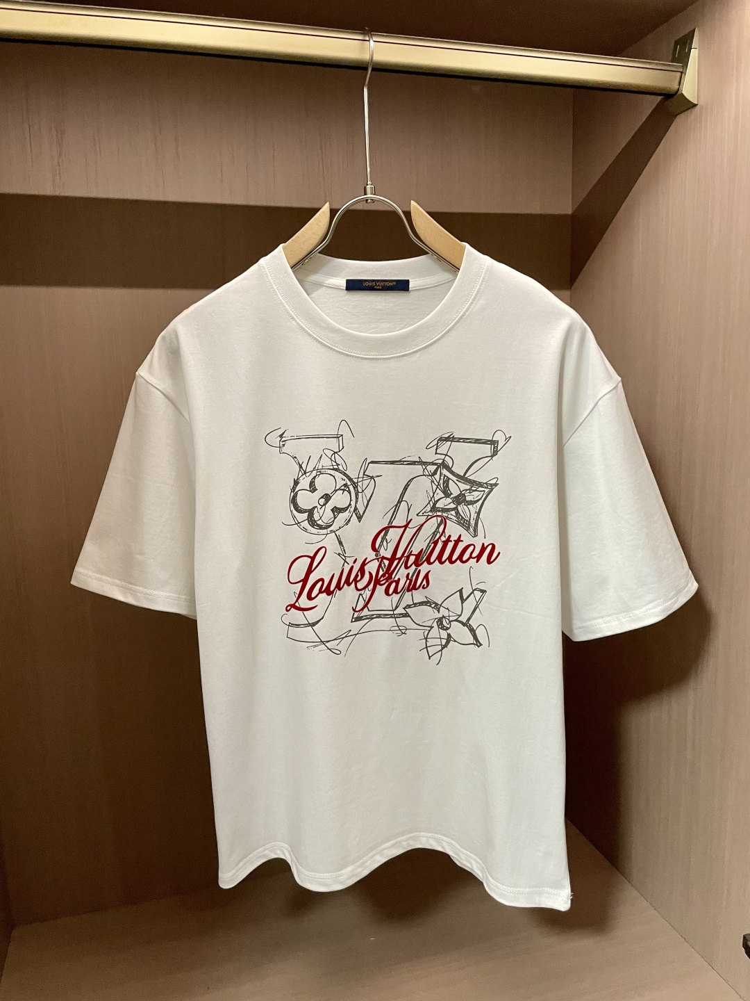 NO:142034,Lv 2025 spring and summer new product, special original development double-strand cotton plain fabric, wide upper body and comfortable, casually matched with the outside and the inner style, must-have for men and women in summer Size M-XXL,,louis vuitton,alexander wang19860909Lv 2025春夏新品,优选特定原版开发双股精棉平纹面料,上身挺阔舒适度佳,外穿内搭随意搭配,男女同款夏日必备 尺码M-XXL,,louis vuitton,alexander wang,Men's clothing