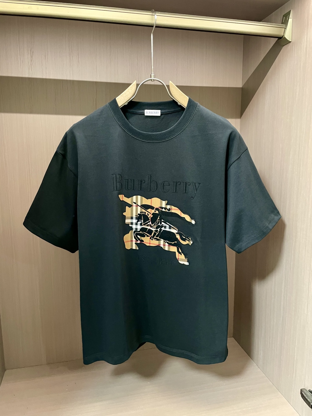 NO:142036,Bur 2025 spring and summer new product, preferred specific original development double-strand cotton plain fabric, with wide upper body and good comfort, casually matched with the outside and the inner style, a must-have for men and women in summer Size M-XXL, burberry, alexander wang19860909Bur 2025春夏新品,优选特定原版开发双股精棉平纹面料,上身挺阔舒适度佳,外穿内搭随意搭配,男女同款夏日必备 尺码M-XXL,,burberry,alexander wang,Men's clothing