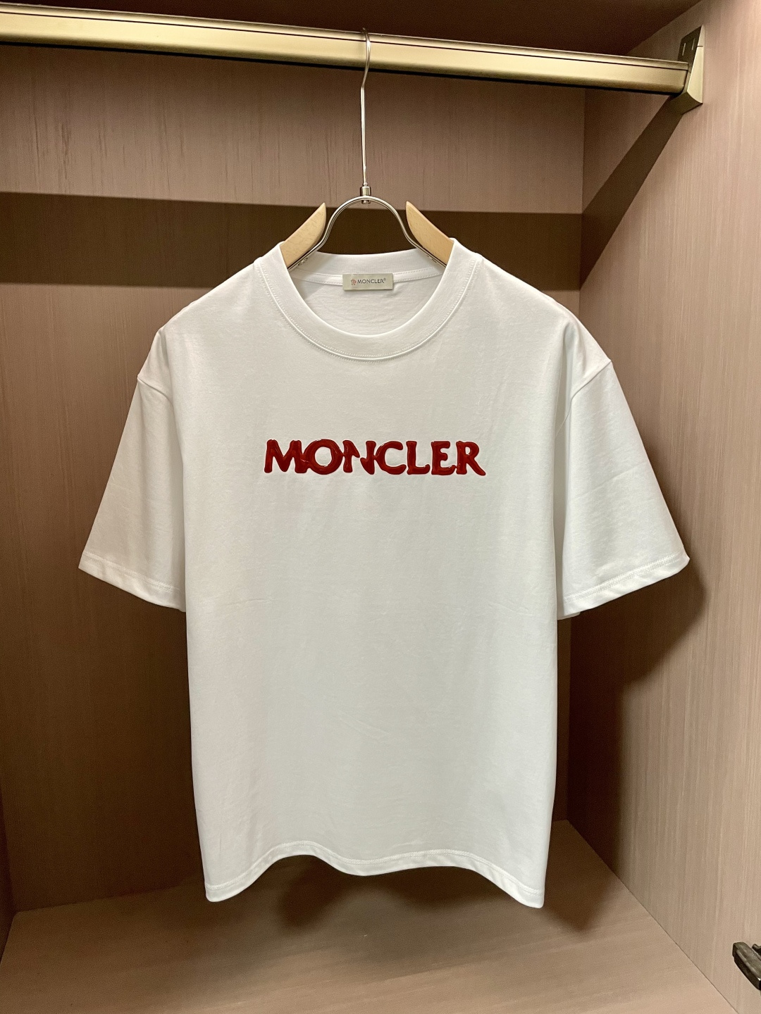 NO:142038,The new product of 2025 spring and summer, the original version of the double-strand cotton plain fabric is preferred, the upper body is wide and comfortable, and the outside and the inner wear is casually matched. The same style as men and women are essential for summer. Size M-XXL, Moncler, alexander wang19860909蒙口 2025春夏新品,优选特定原版开发双股精棉平纹面料,上身挺阔舒适度佳,外穿内搭随意搭配,男女同款夏日必备 尺码M-XXL,,Moncler,alexander wang,Men's clothing