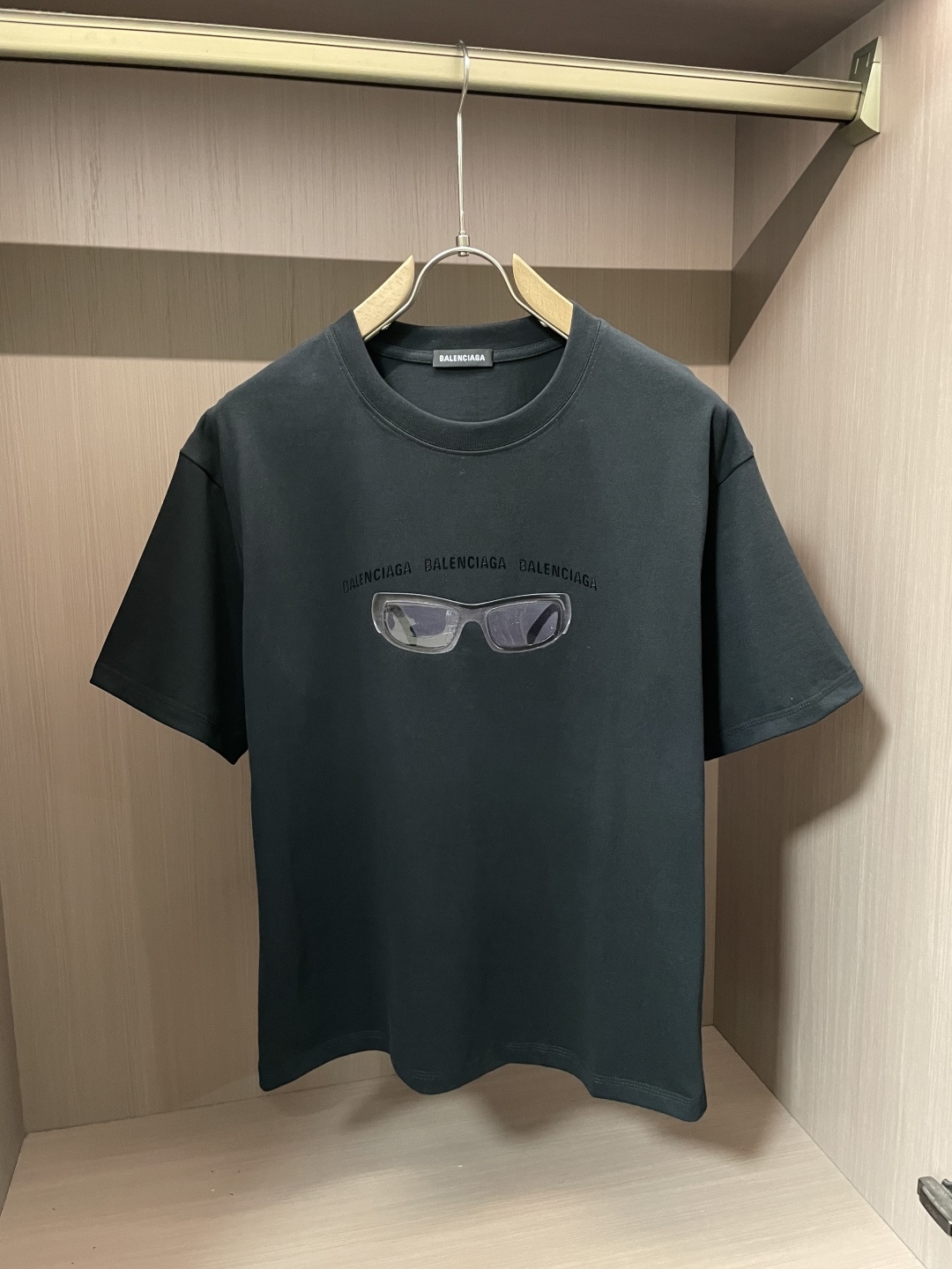 NO:142039,Balenciaga 2025 spring and summer new product, preferred specific original development double-strand cotton plain fabric, with wide upper body and good comfort, casually matched with the outside and the inner style, a must-have for men and women in summer Size M-XXL,,balenciaga,alexander wang19860909巴黎世家2025春夏新品,优选特定原版开发双股精棉平纹面料,上身挺阔舒适度佳,外穿内搭随意搭配,男女同款夏日必备 尺码M-XXL,,balenciaga,alexander wang,Men's clothing