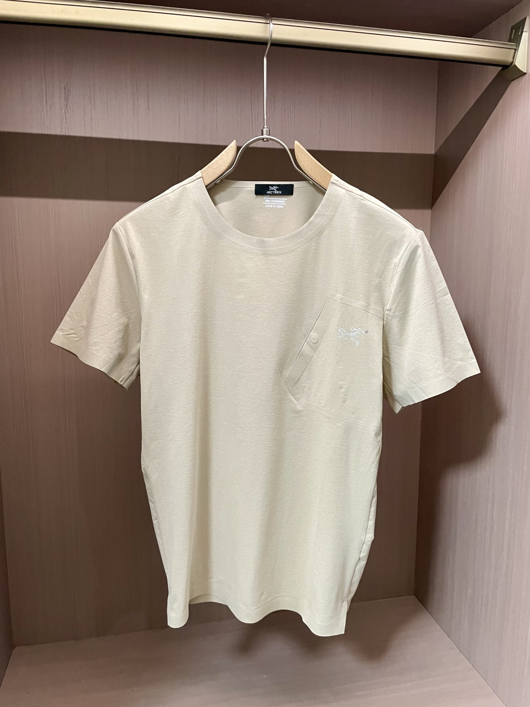 NO:142040,Archaeoptera short-sleeved T-shirt, made of quick-drying fabric, comfortable and breathable and conducive to sweating. The style is simple, with white brand iconic pattern embroidery on the left chest, which is low-key to highlight the brand's characteristics and add a sense of exquisiteness. Size m-xxl, arc'teryx, T-shirt,tees, t-shirt,alexander wang19860909始祖鸟 短袖T恤,采用速干面料,舒适透气且利于排汗.版型简约,左胸处有白色品牌标志性图案刺绣,低调彰显品牌特色,增添精致感.尺码m-xxl,arc'teryx,T-shirt,tees，t-shirt,alexander wang,Men's clothing