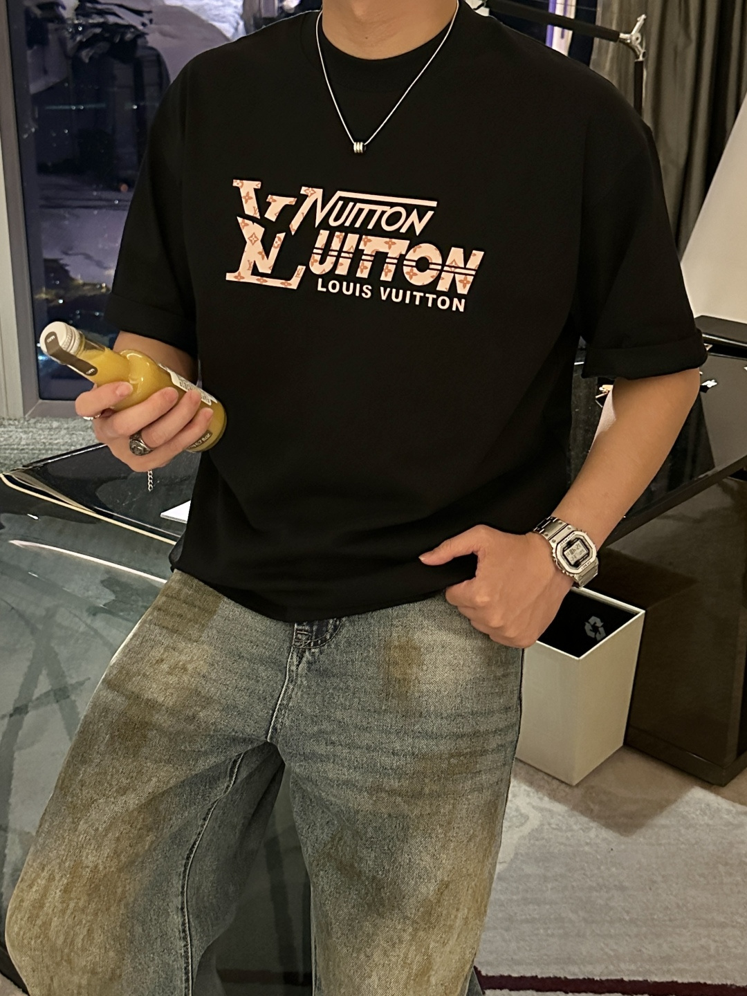 NO:550825,Lv 2025 spring and summer style/official website synchronization The fabric is made of heavy pure cotton combed cotton fabric, OS loose style, and the upper body style is super positive!  Everyday versatile, a must-have item for wardrobe!  Size S-3XL (Large-size) Size/part S M L XL 2XL 3XL Shoulder width 52 54 56 57 59 60 Clothes length 70 72.75.78.82.85. Bust 54 56.58.60.62.64. Sleeve length 24 26 27 28 29 30,,louis vuitton,alexander wang19860909Lv 2025春夏款/官网同步 面料采用重磅纯棉精梳棉面料,OS宽松版型,上身版型超正！日常百搭,衣橱必备单品！ 尺码 S-3XL（版型偏大） 码数/部位S M L XL 2XL 3XL 肩宽 52 54 56 57 59 60 衣长70 72.75.78.82.85. 胸围 54 56.58.60.62.64. 袖长24 26 27 28 29 30,,louis vuitton,alexander wang,Men's clothing