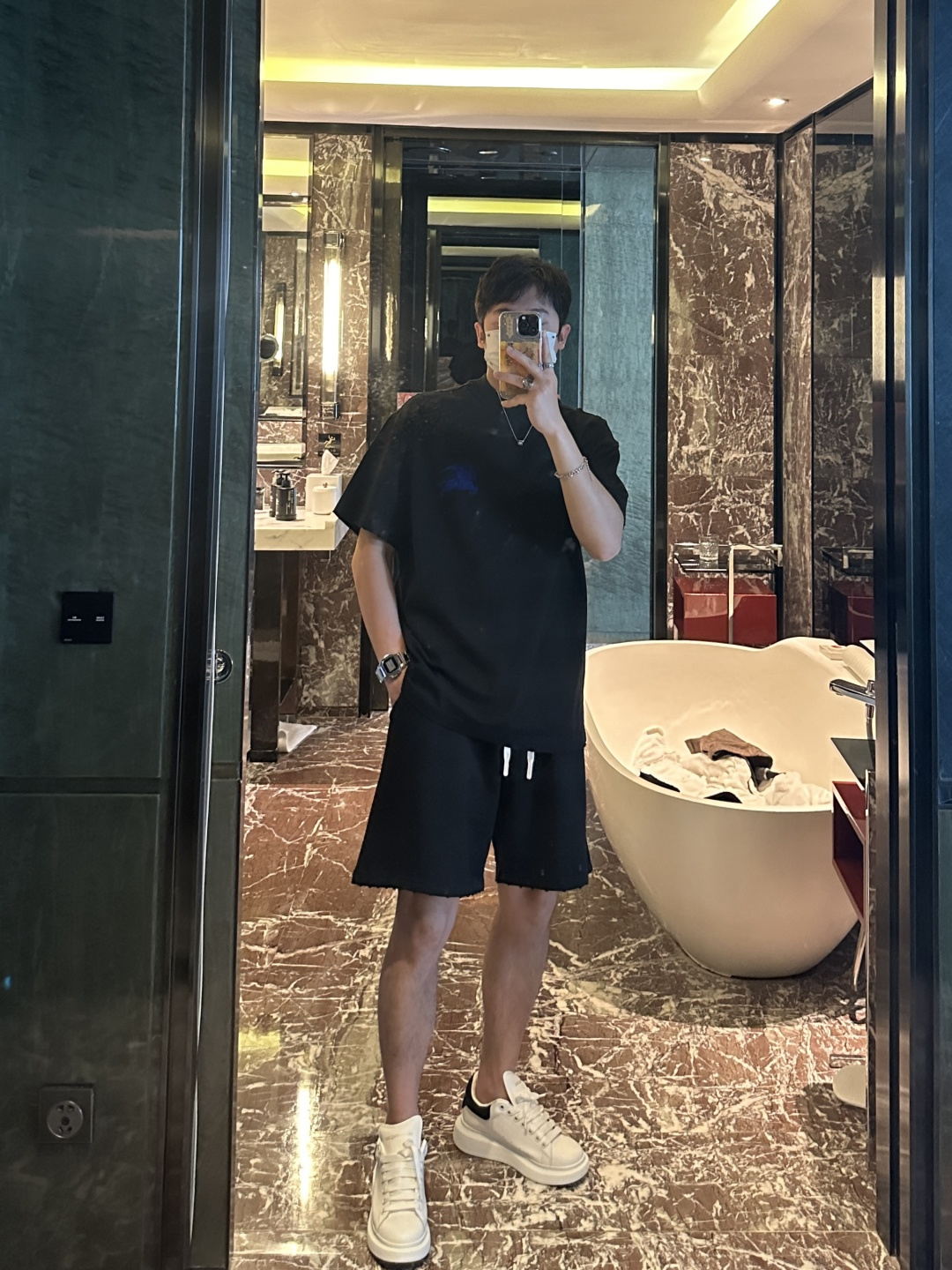 NO:550816,Bur Spring and Summer New Casual Set, showing low-key luxury. T-shirts and shorts are both based on classic black, calm and atmospheric. The blue brand horse riding logo embroidery on the chest and trousers is like the finishing touch, exquisite and eye-catching, and low-key highlights the brand style. The simple style of the suit is comfortable and comfortable to wear. Whether it is daily travel or casual gathering, it can easily show unique taste. Top S-XXXL (large version) Shorts Size 29-38 can be sold separately, burberry, shorts, tees, t-shirt, alexander wang19860909Bur 春夏新品休闲套装,尽显低调奢华.T恤与短裤均以经典黑色为基底,沉稳大气.胸口与裤侧的蓝色品牌骑马标刺绣,如点睛之笔,精致且吸睛,低调彰显品牌格调.套装简约的版型,穿着舒适自在.无论是日常出行还是休闲聚会,都能轻松展现独特品味. 上衣 尺码S-XXXL (偏大版型) 短裤 尺码29-38 可分开卖,,burberry,shorts,tees，t-shirt,alexander wang,Men's clothing