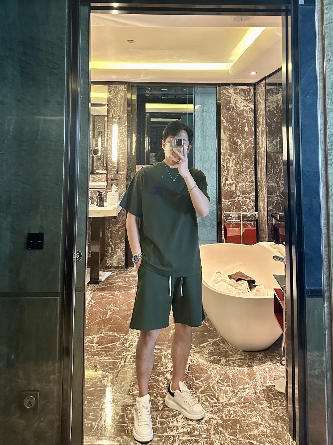 NO:550818,BUR casual suit perfectly combines fashion and comfort. Military green tone highlights personality and vitality. The loose fit of T-shirts and shorts is free and casual. The bright blue brand logo embroidery on the chest and trousers is exquisite and eye-catching, and the luxurious texture is low-key. Whether you are walking on the street or having a casual gathering, you can easily show your unique taste and trendy attitude. Top Size S-XXXL (large fit) Shorts Size 29-38, ,burberry, shorts,tees, t-shirt,alexander wang19860909BUR休闲套装,将时尚与舒适完美融合.军绿色调彰显个性与活力,T恤和短裤的宽松版型,穿着自在随性.胸口与裤袋处亮眼的蓝色品牌标识刺绣,精致又吸睛,低调间流露奢华质感.无论是漫步街头,还是休闲小聚,都能轻松展现独特品味与潮流态度. 上衣 尺码S-XXXL (偏大版型) 短裤 尺码29-38,,burberry,shorts,tees，t-shirt,alexander wang,Men's clothing