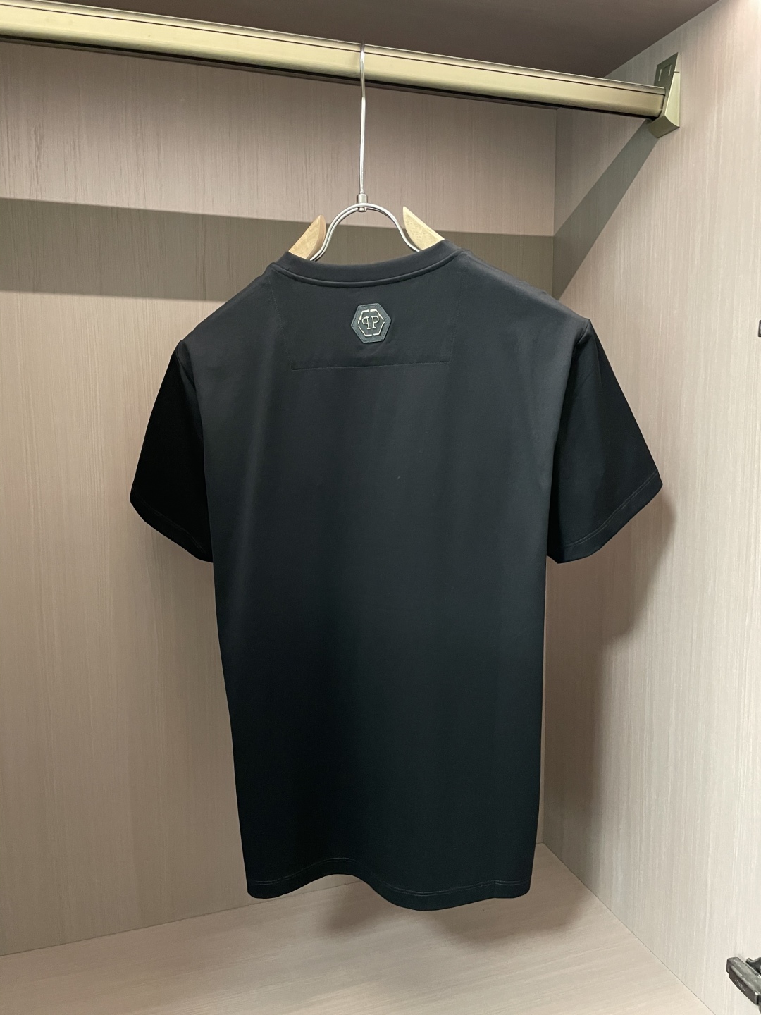“Spring 2025 Philip Plan: New Schwarrosch Crystals T-shirts with Synchronized Fabrics for Quality” - 图片 2