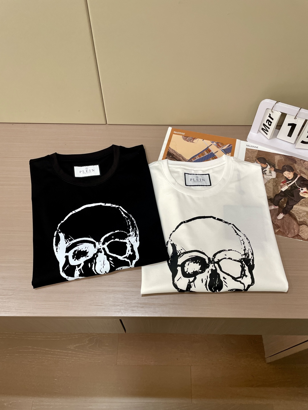 “Philip Planan’s Skull Signature T-Shirt: Custom Fabric, Unique Design, Metal Logo Card” - 图片 9