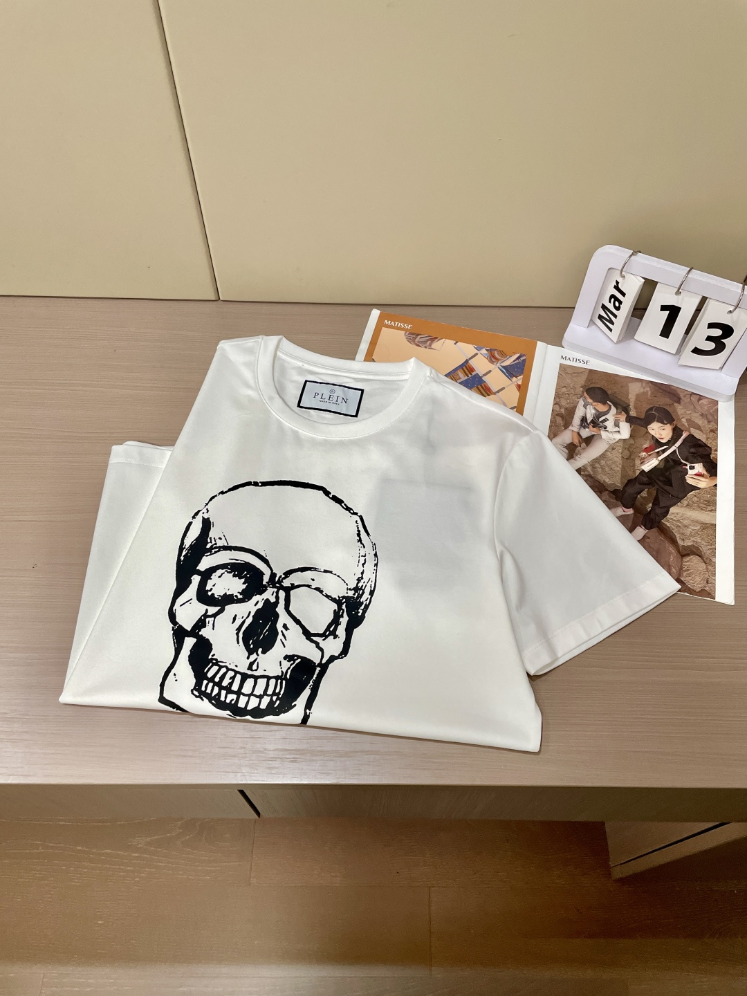 “Philip Planan’s Skull Signature T-Shirt: Custom Fabric, Unique Design, Metal Logo Card” - 图片 8
